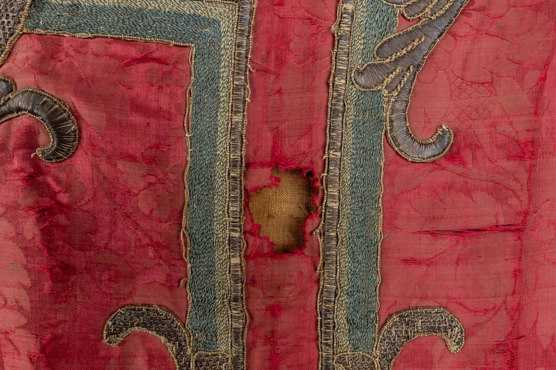 A set of antique and matching banners, finished with embroideries. 18th C. (W:143 x H:145 cm) - Bild 11 aus 25
