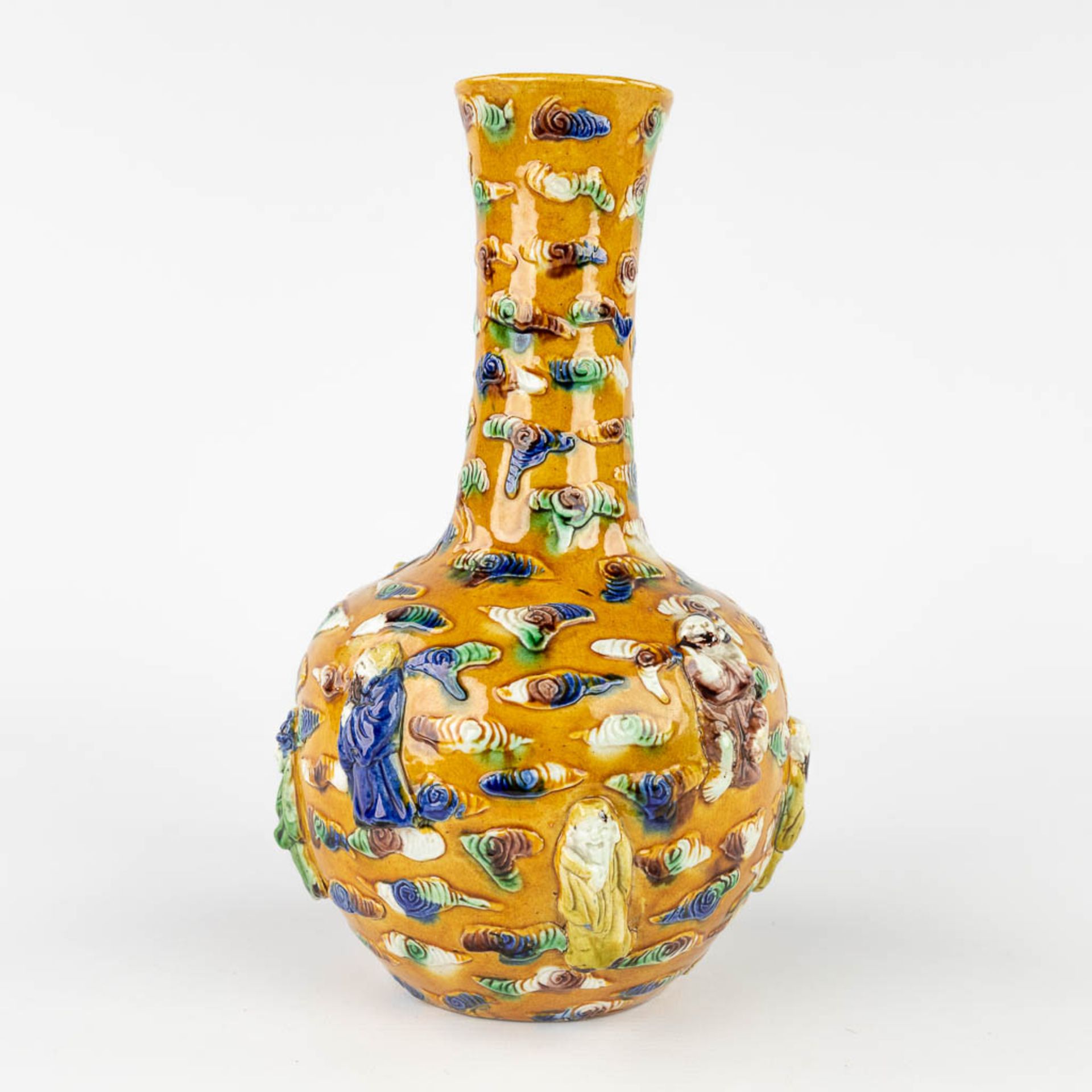 A Chinese vase decorated with the 8 immortals, Famille Verte, Qing Dynasty. 18th/19th C. (H:26 x D:1 - Image 4 of 15