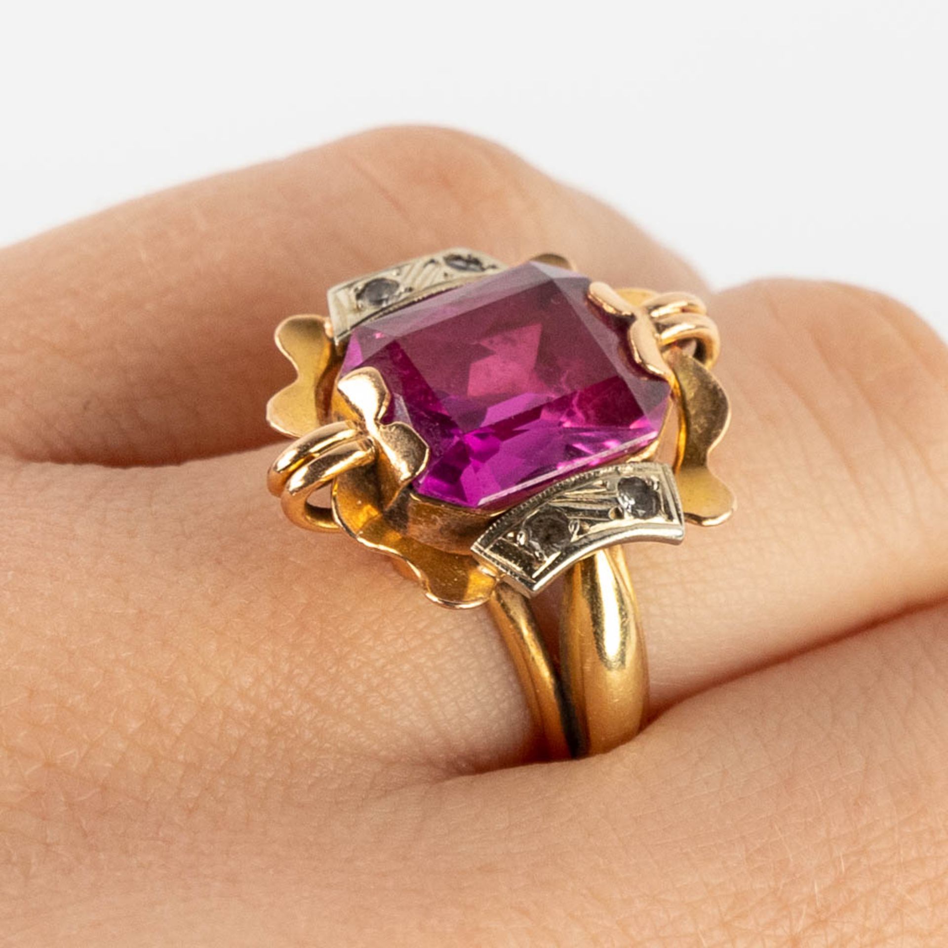 A yellow gold ring with a cut light purple stone/glass. 6,87g. Ring size: 52. - Image 8 of 9