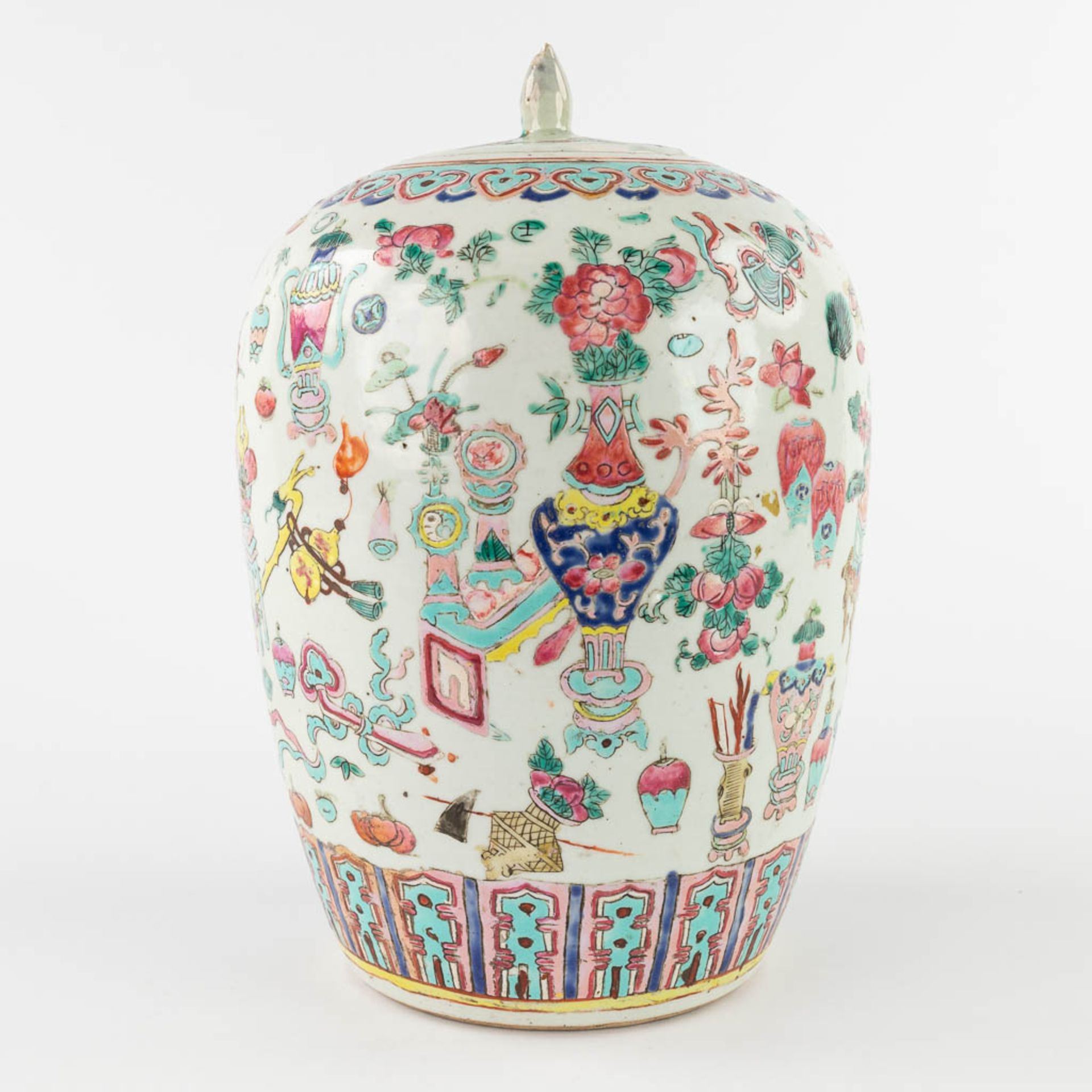 A Chinese Famille Rose ginger jar, decorated with 100 antiquities. 19th/20th C. (H:30 x D:21 cm) - Image 5 of 16