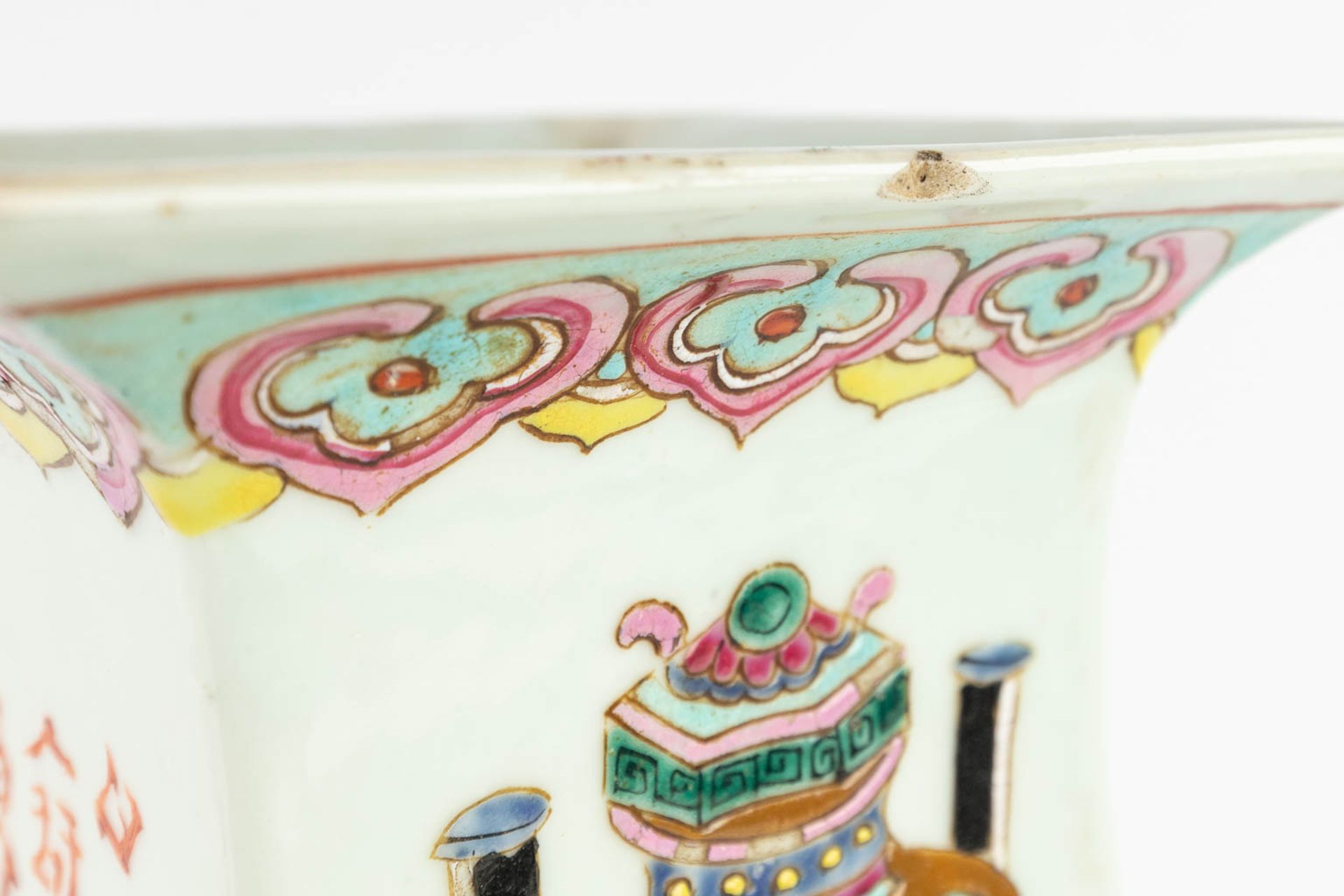 A square Chinese vase Famille Rose, decorated with flower vases. 19th C. (L:17 x W:14,5 x H:42 cm) - Image 12 of 15