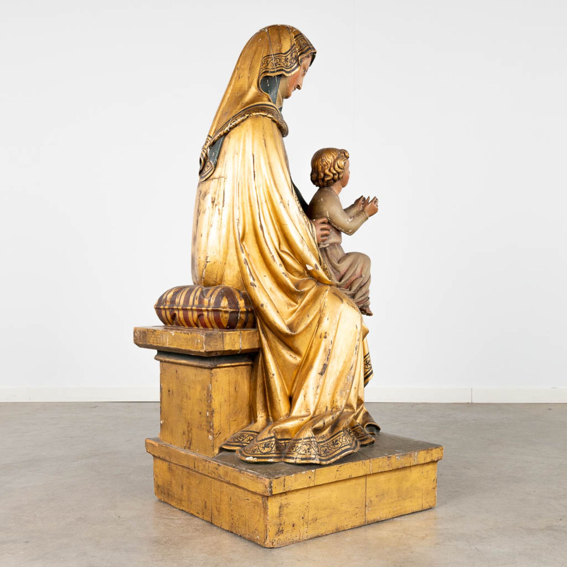 An antique wood-sculptured statue of Saint Anna with child, gilt and polychrome. 18th/19th C. (L:51 - Image 8 of 20