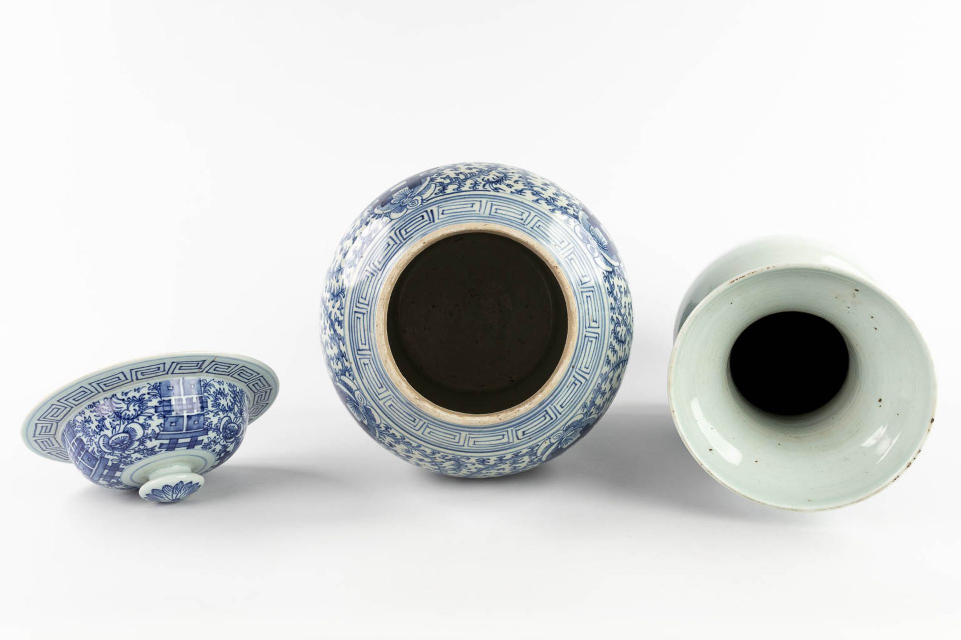 Two Chinese vases, of which one with a lid. Blue-white decor. 19th/20th C. (H:45 x D:25 cm) - Image 9 of 13
