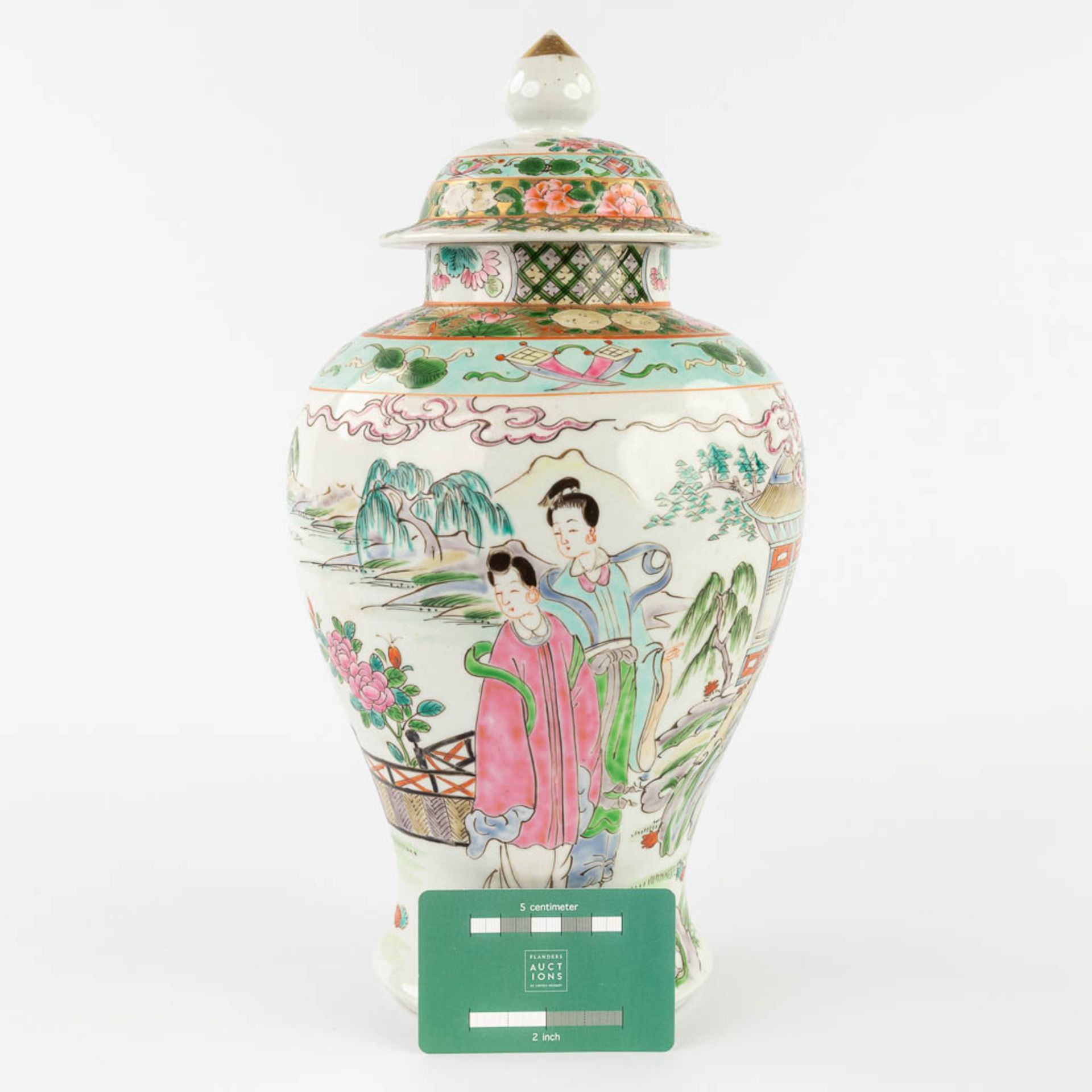 A Japanese baluster vase with lid, decorated with ladies and landscapes. (H:35 x D:18 cm) - Image 2 of 14