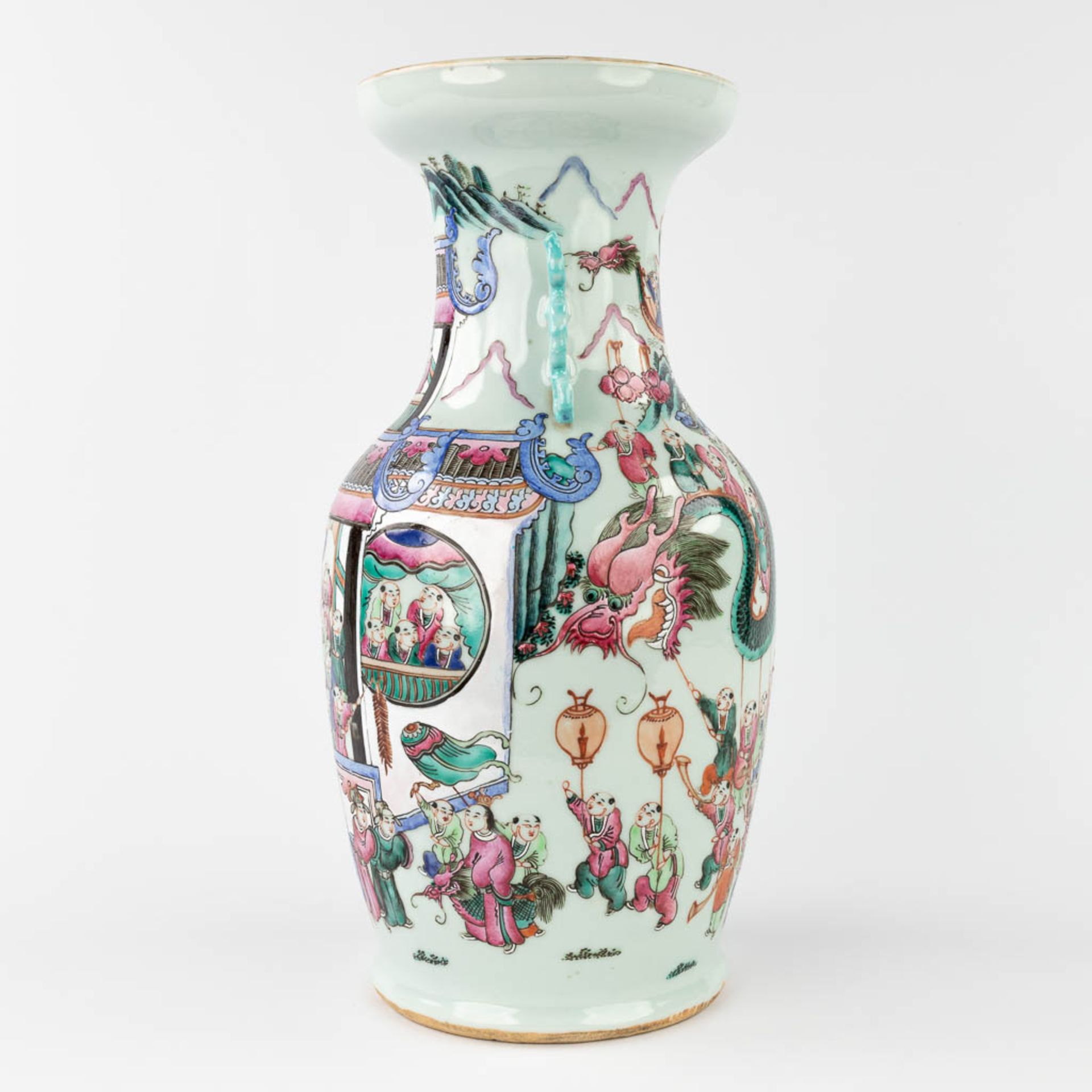 A Chinese Famille Rose '100 Boys' vase. 19th C. (H:44 x D:23 cm) - Image 4 of 13