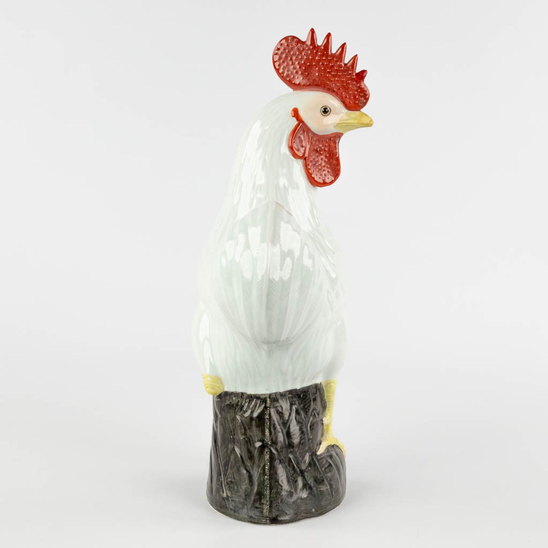 A large Chinese porcelain rooster, Republic Period, 20th C. (L:11,5 x W:19,5 x H:34,5 cm) - Image 10 of 12