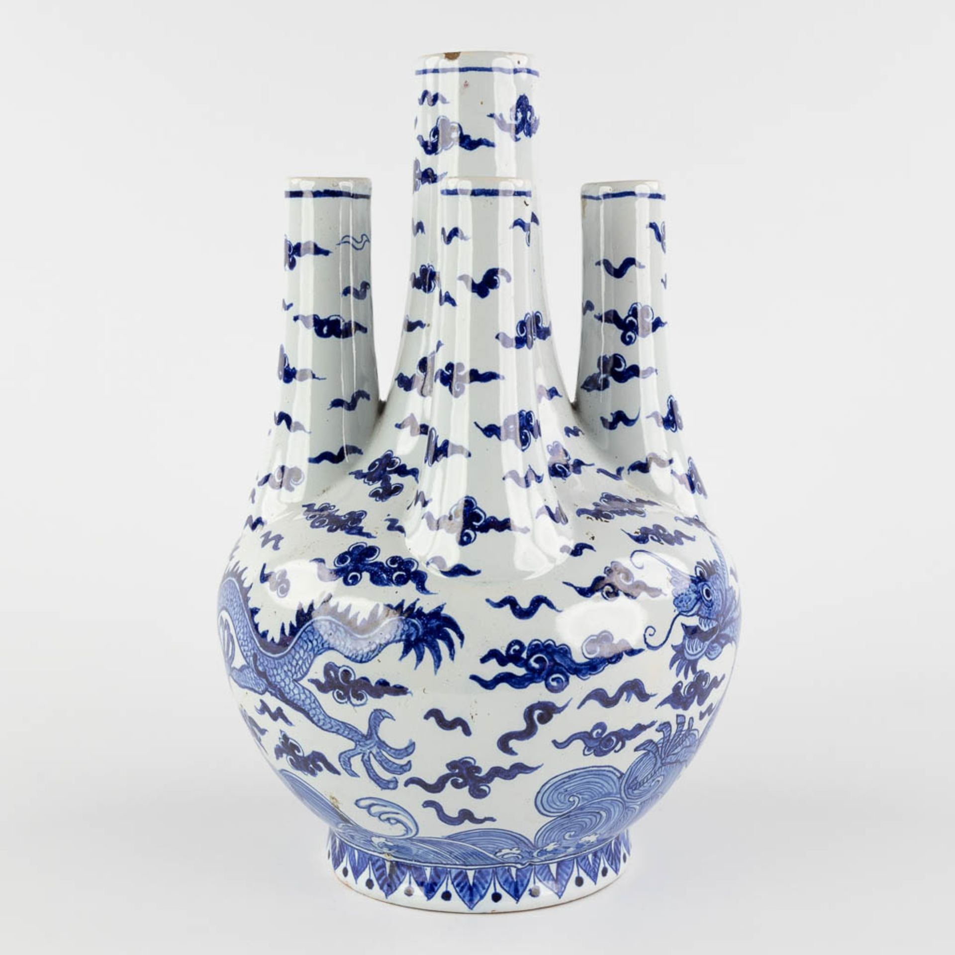 Charles-François Fourmaintraux-Courquin, a tulip vase with Chinoiserie dragon decor France. 19th C. - Image 3 of 15