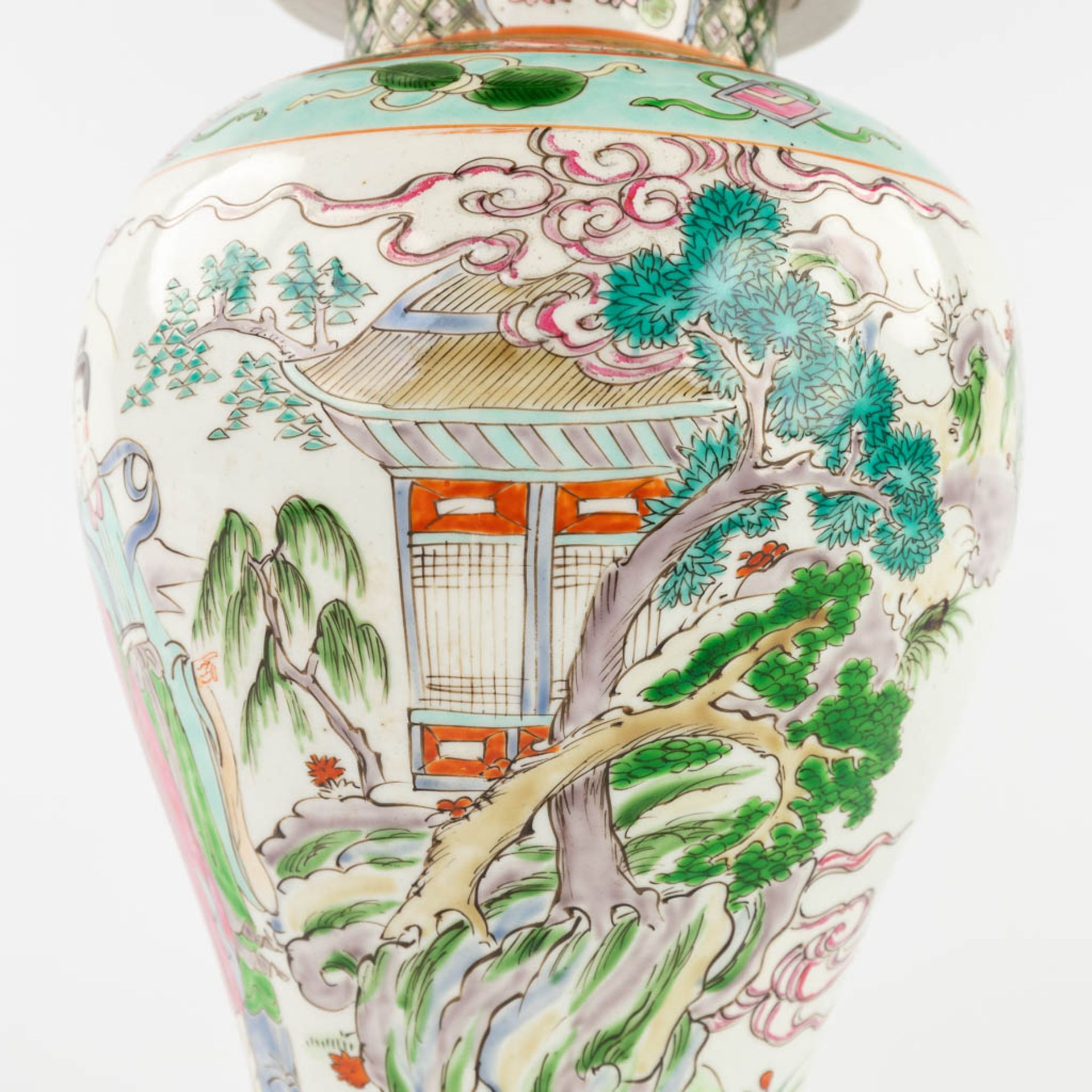 A Japanese baluster vase with lid, decorated with ladies and landscapes. (H:35 x D:18 cm) - Image 14 of 14