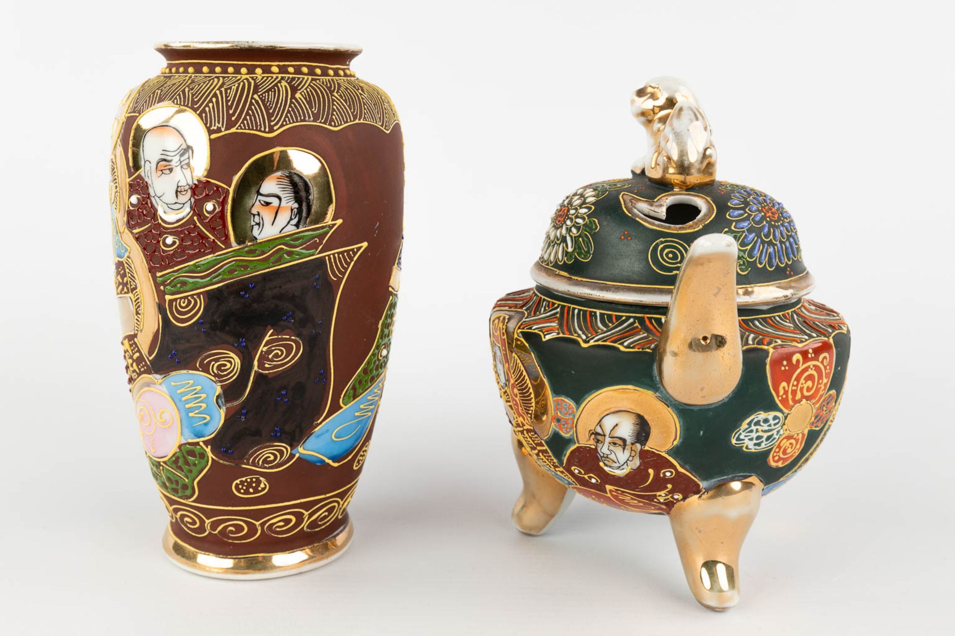 A pair of vases, a vase and jar with lid, Satsuma faience, Japan. 20th C. (H:31 x D:19 cm) - Image 15 of 19