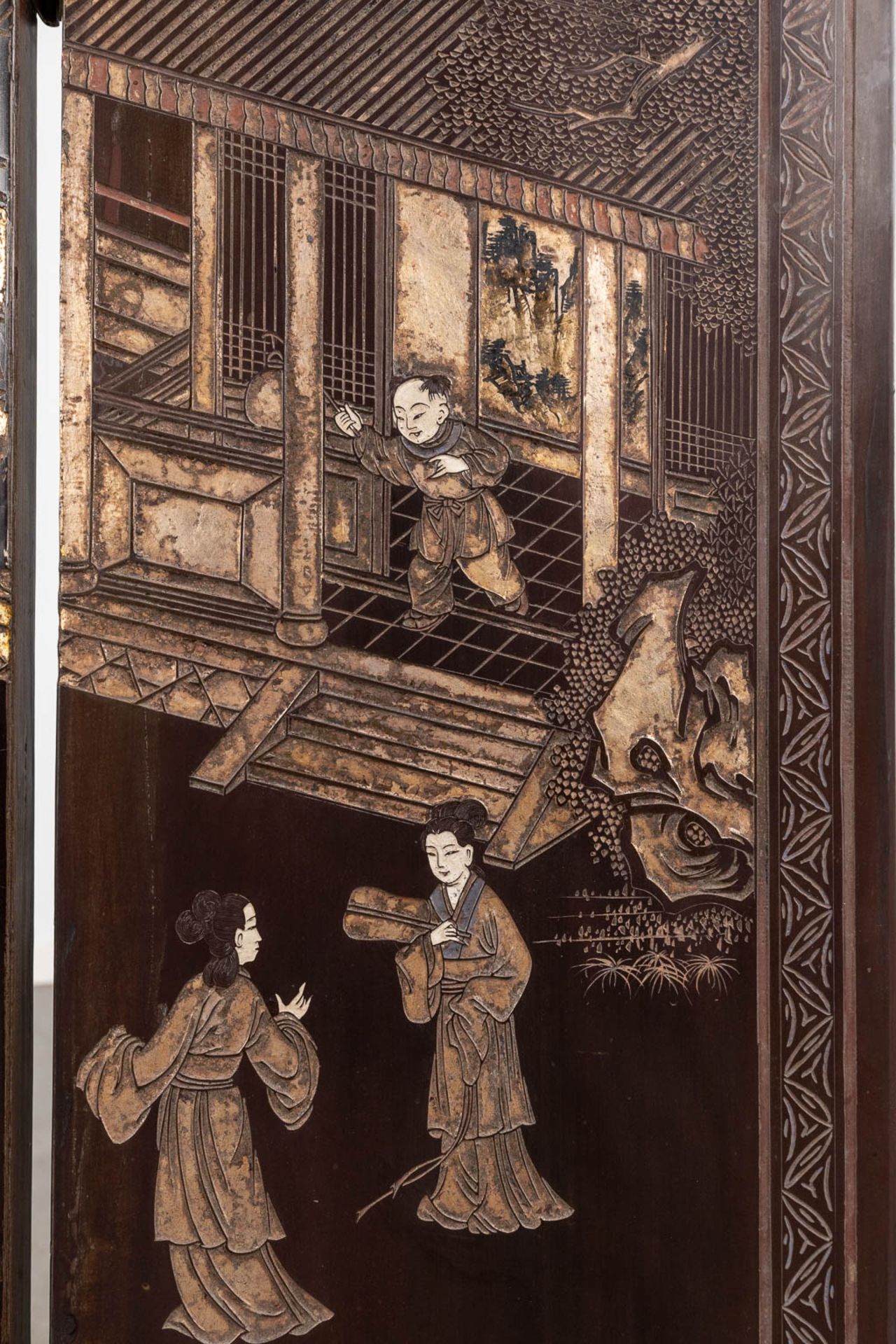A room divider, screen with Chinoiserie decors, Fauna, Flora and playing children. Circa 1900. (W:10 - Image 7 of 17