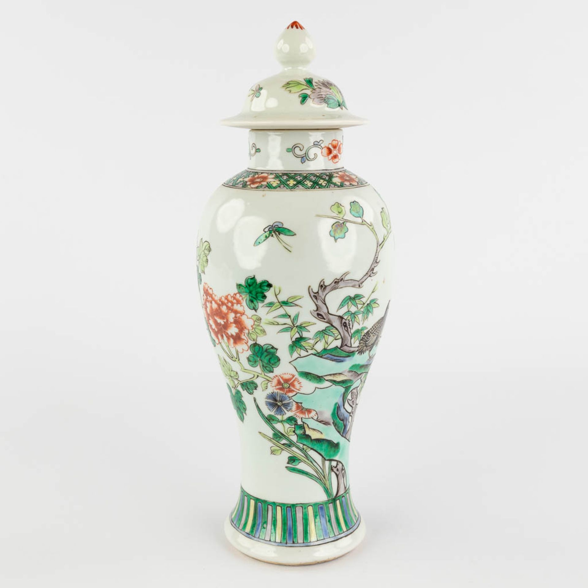 Five pieces of Chinese porcelain and stoneware, Prunus, Famille Verte, and Nanking. 20th C. (H:28 x - Image 3 of 32