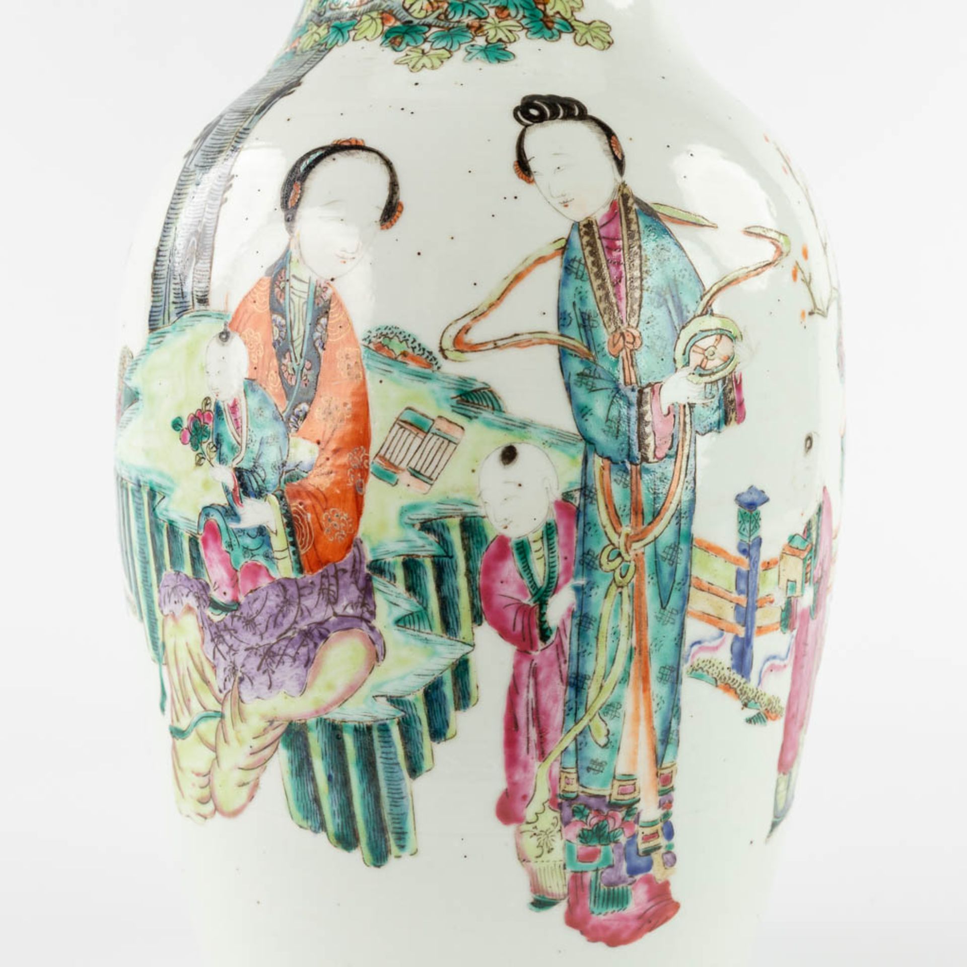 A Chinese vase decorated with ladies and children. 18th/19th C. (H:46 x D:22 cm) - Image 10 of 11