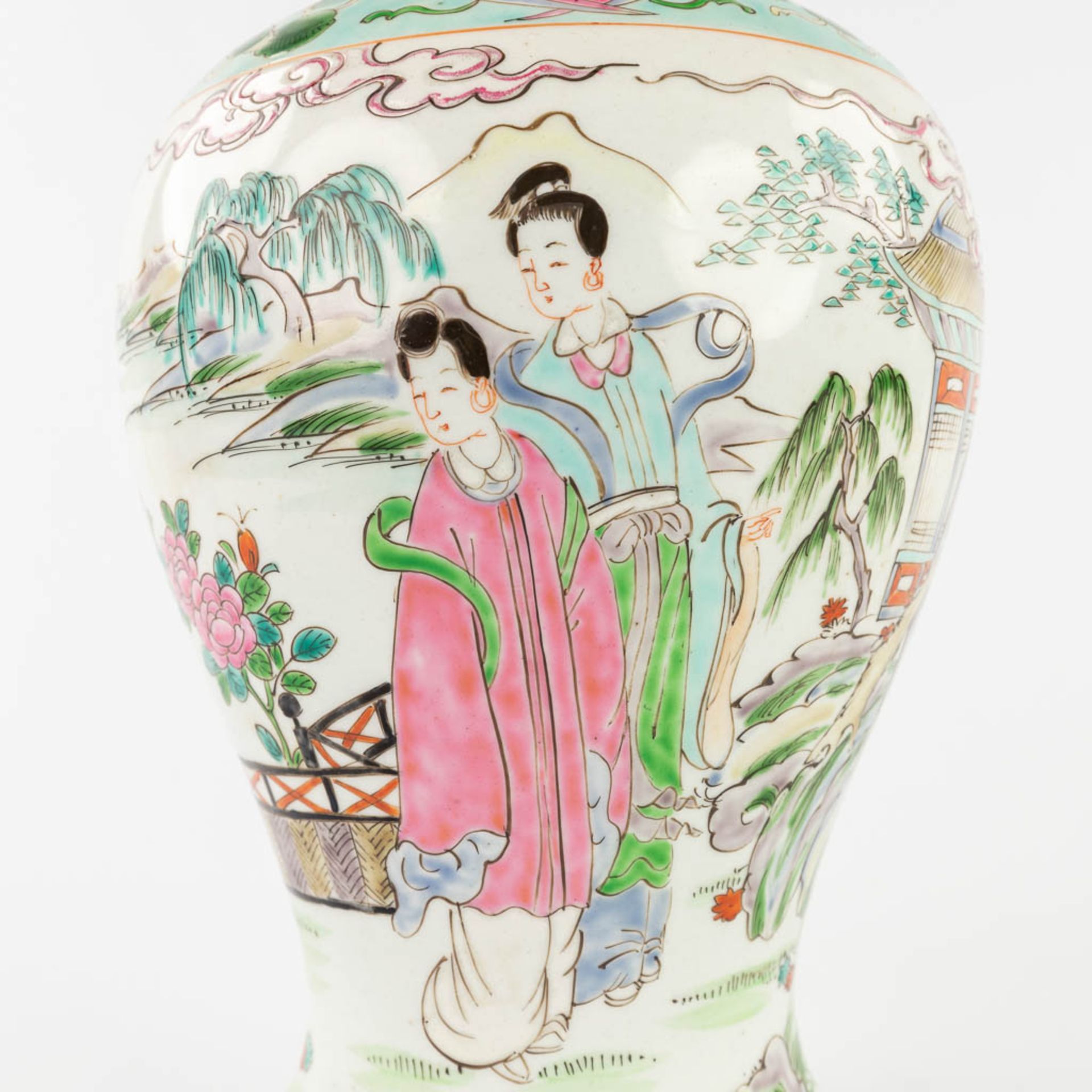 A Japanese baluster vase with lid, decorated with ladies and landscapes. (H:35 x D:18 cm) - Image 12 of 14