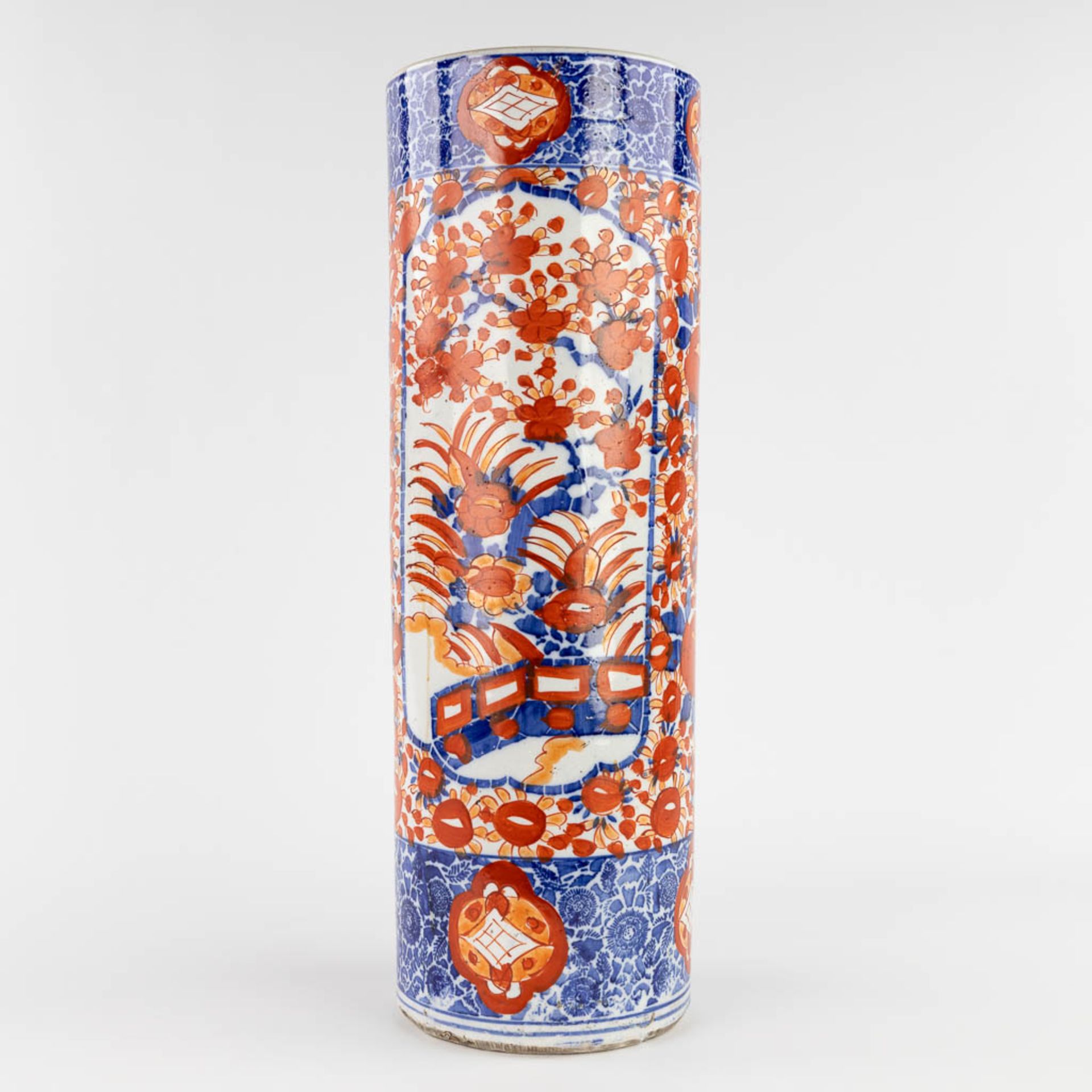 Three pieces of Japanese Imari porcelain, an umbrella stand and a pair of vases. 19th/20th C. (H:60 - Image 12 of 20