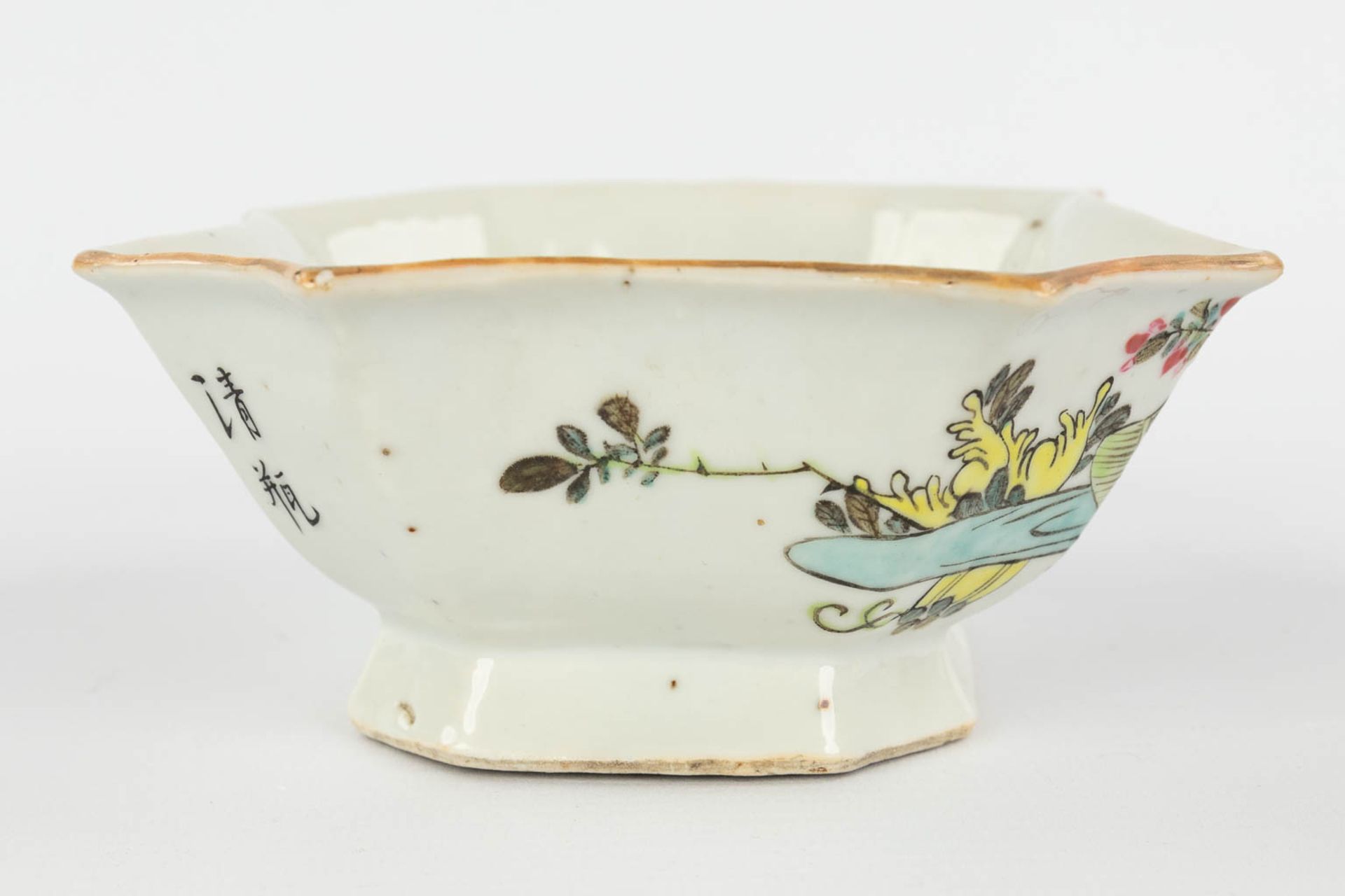 A Chinese bowl and small pot with a lid. Guangxu and Tongzi mark. 19th/20th C. (L:13,5 x W:16,5 x H: - Image 4 of 24