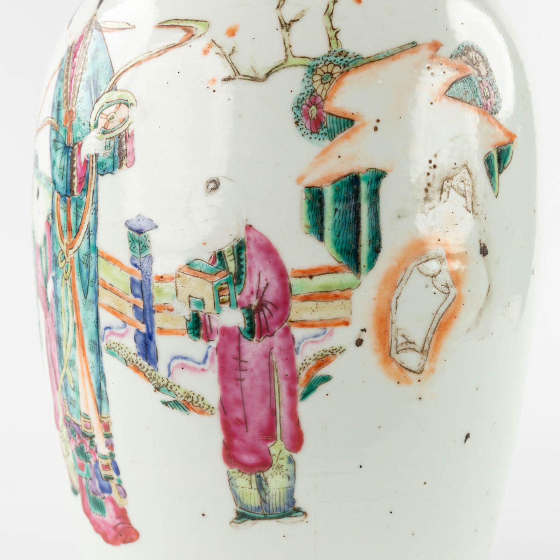 A Chinese vase decorated with ladies and children. 18th/19th C. (H:46 x D:22 cm) - Image 11 of 11