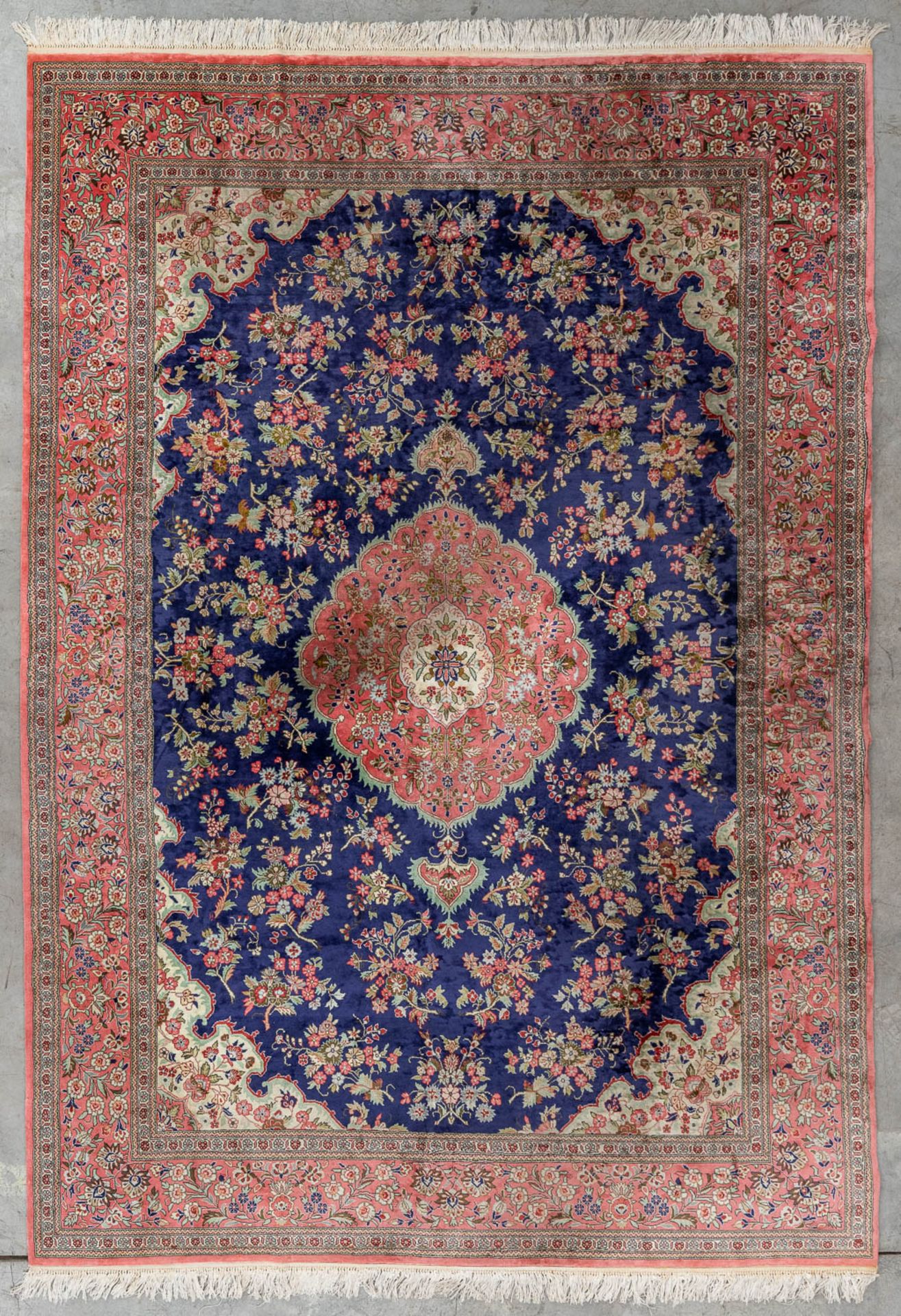 An Oriental hand-made carpet. Isphahan. (L:202 x W:287 cm)