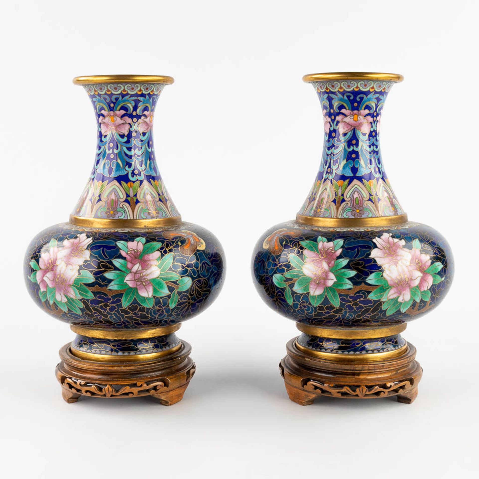 A pair of vases with a flower decor, cloisonné decor. 20th C. (W:18 x H:26 cm) - Bild 6 aus 13