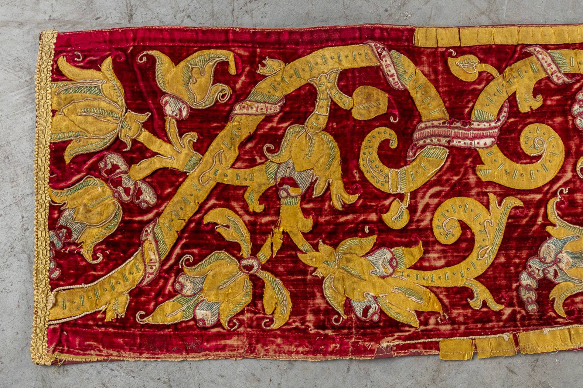 Two antique pieces of textile, 17th and 19th C. (L:240 x W:32 cm) - Bild 10 aus 10