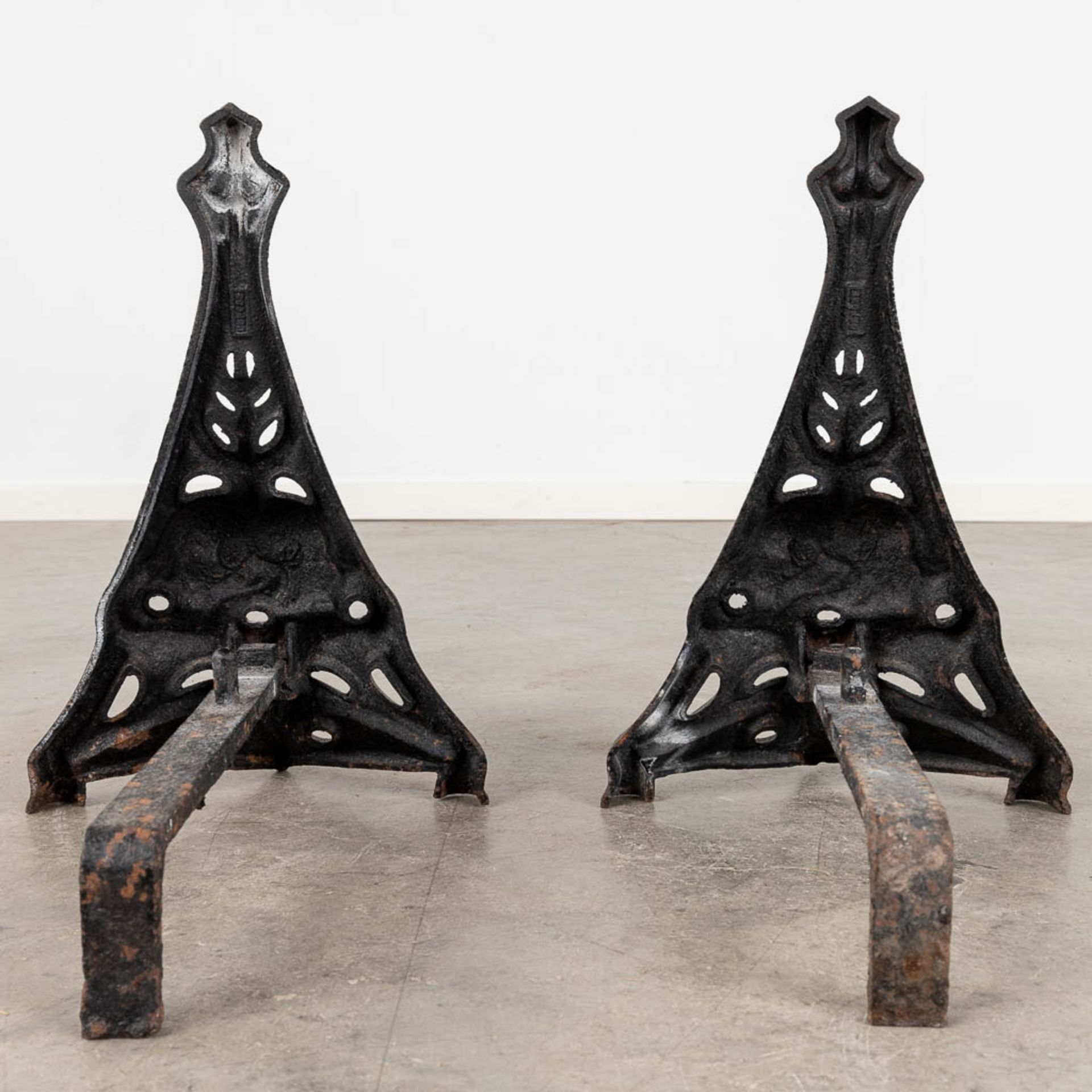 A pair of fireplace andirons, cast iron in art nouveau. Circa 1900. (L:40 x W:27 x H:40 cm) - Bild 5 aus 12