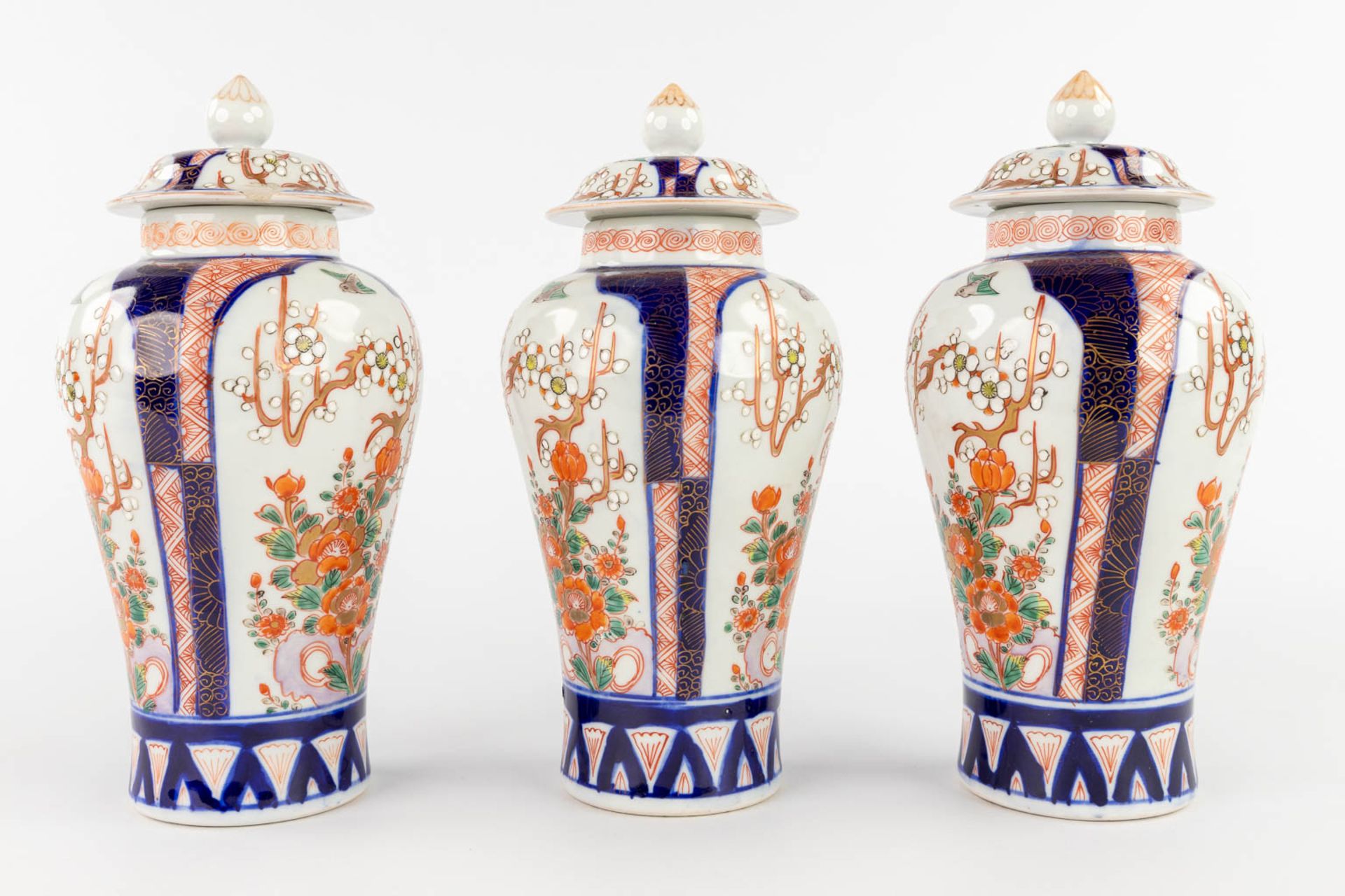 A 5-piece 'Kaststel', Japanese Imari porcelain. (H:22 x D:11 cm) - Image 6 of 21