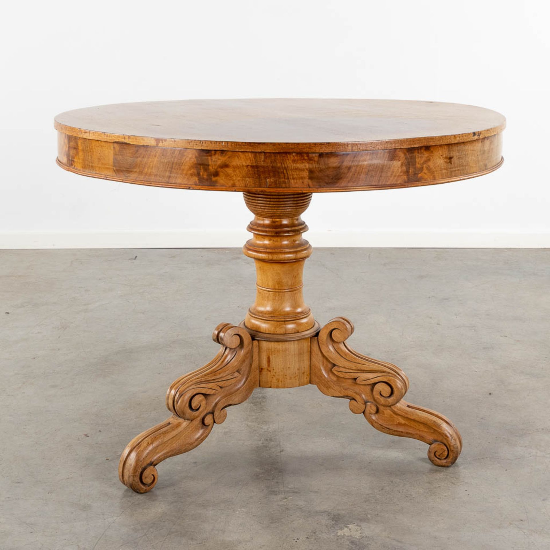 A round table, walnut, 19th C (H:77 x D:99 cm)