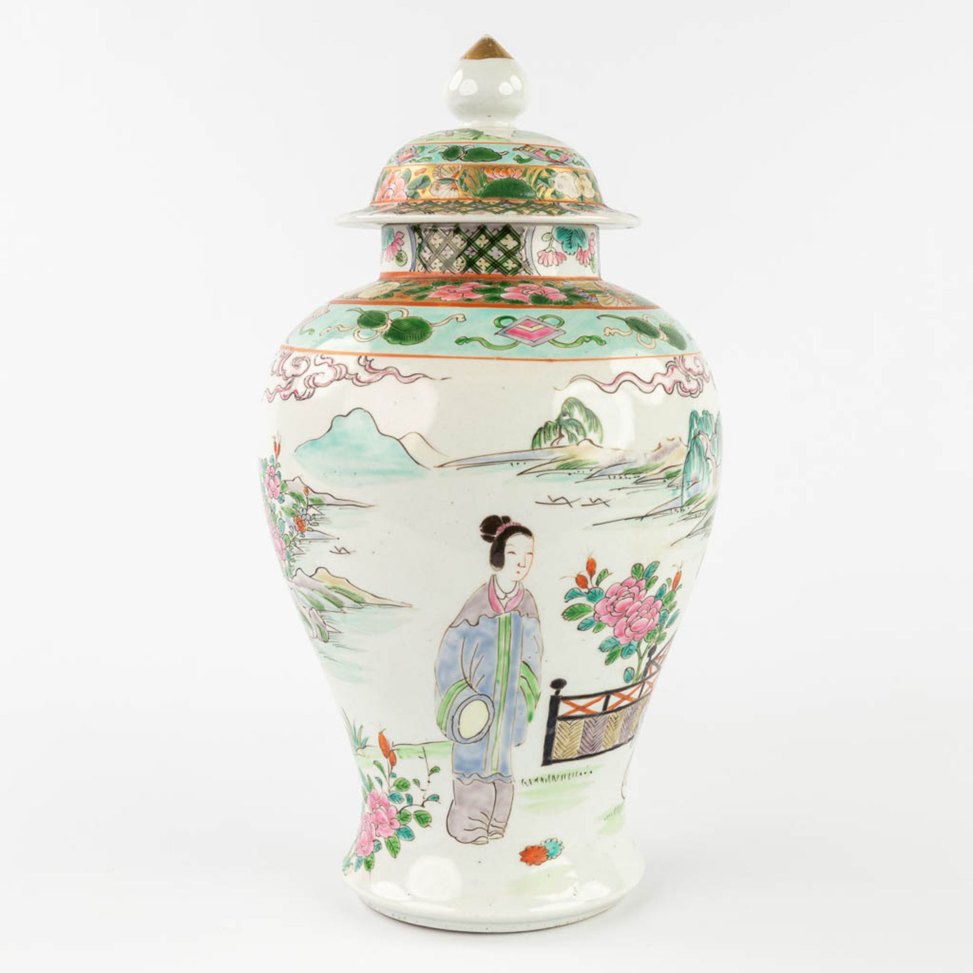 A Japanese baluster vase with lid, decorated with ladies and landscapes. (H:35 x D:18 cm) - Image 6 of 14