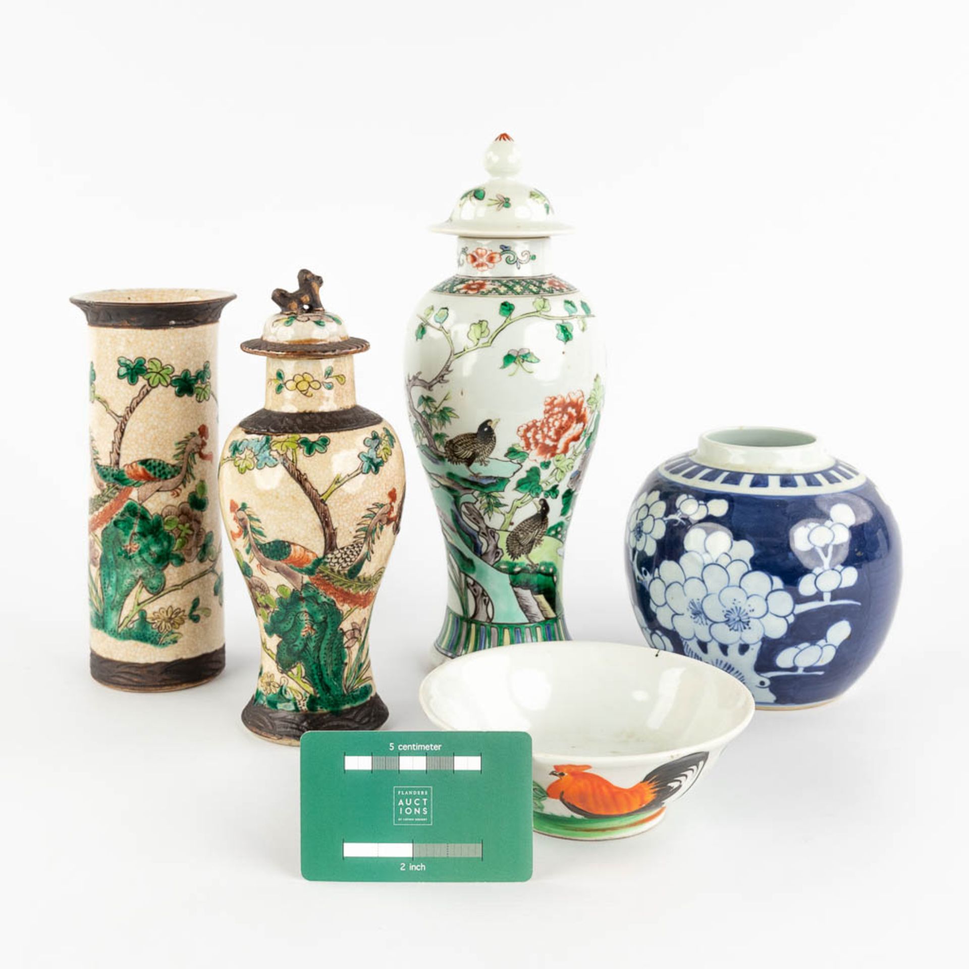 Five pieces of Chinese porcelain and stoneware, Prunus, Famille Verte, and Nanking. 20th C. (H:28 x - Image 14 of 32