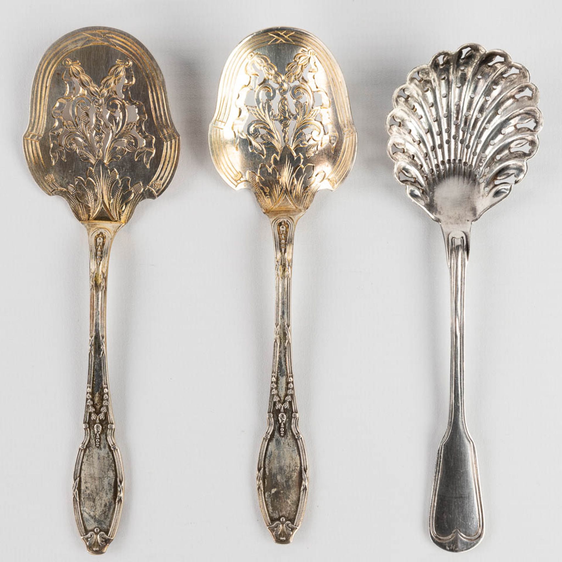 A 98-piece silver cutlery, made in Germany and marked 800. Added 3 sugar casters marked Delheid. 383 - Bild 11 aus 19