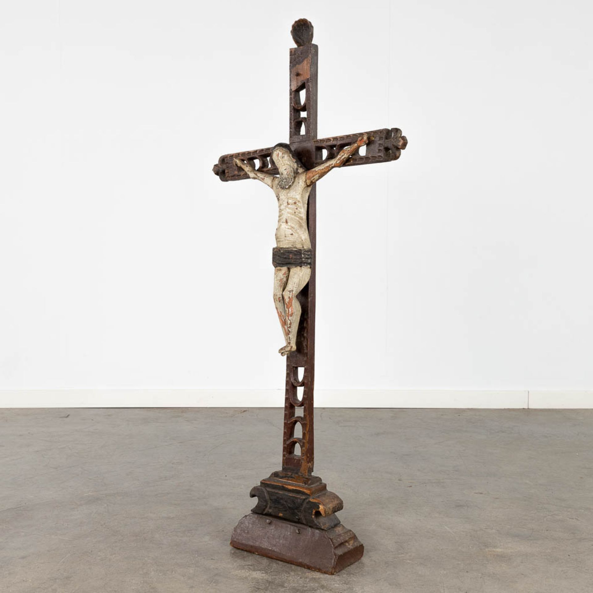 An antique wood-sculptured statue of Jesus on the cross, folk art. 18th C. (W:55 x H:112 cm) - Image 3 of 15