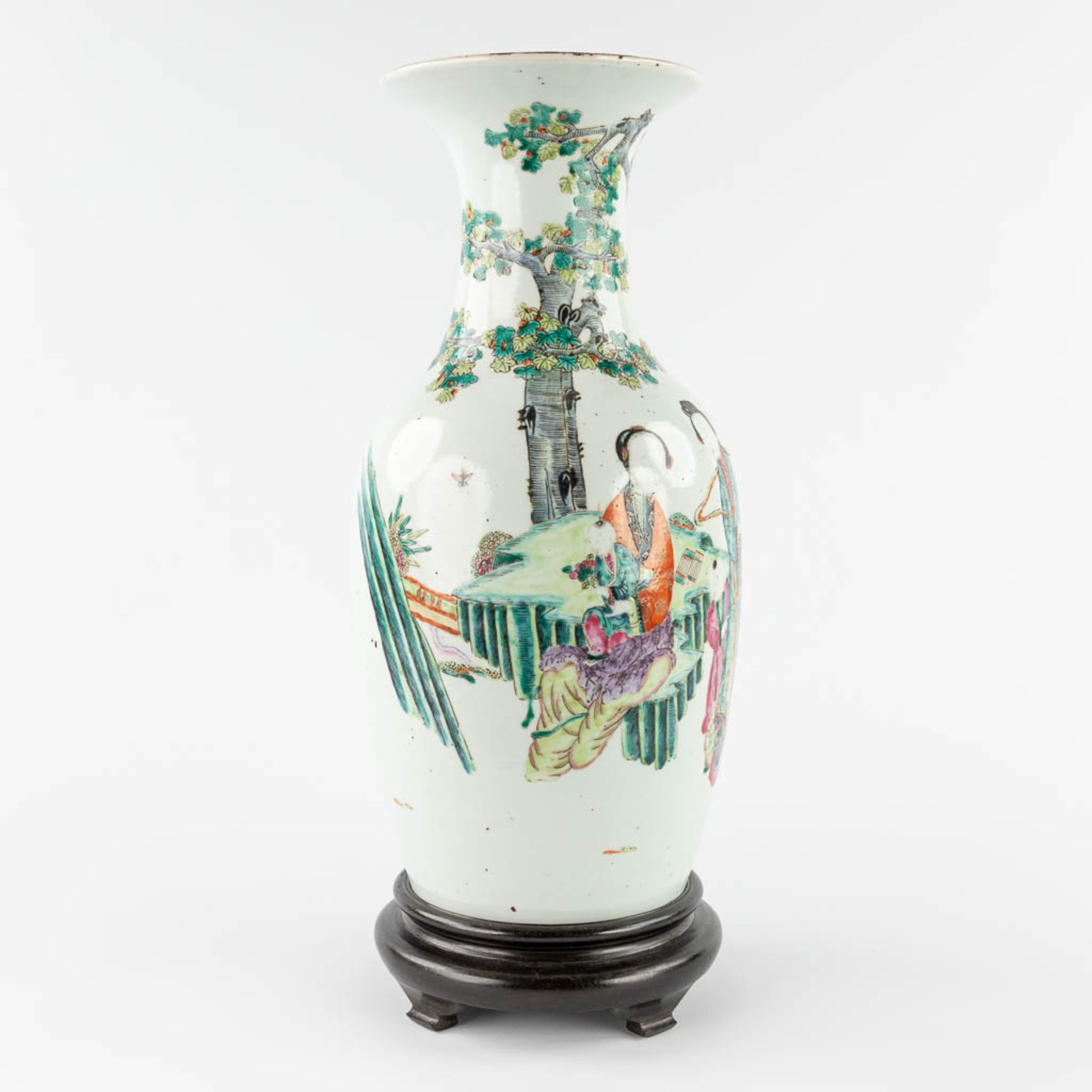 A Chinese vase decorated with ladies and children. 18th/19th C. (H:46 x D:22 cm) - Image 3 of 11