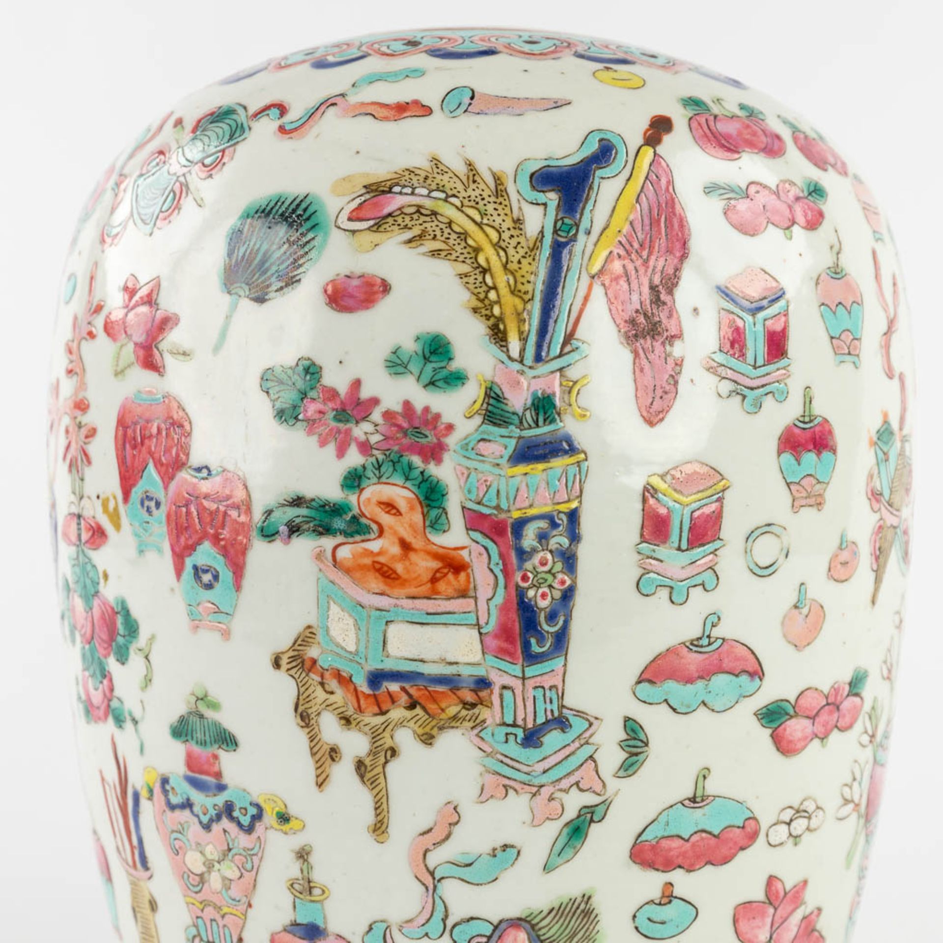 A Chinese Famille Rose ginger jar, decorated with 100 antiquities. 19th/20th C. (H:30 x D:21 cm) - Image 12 of 16