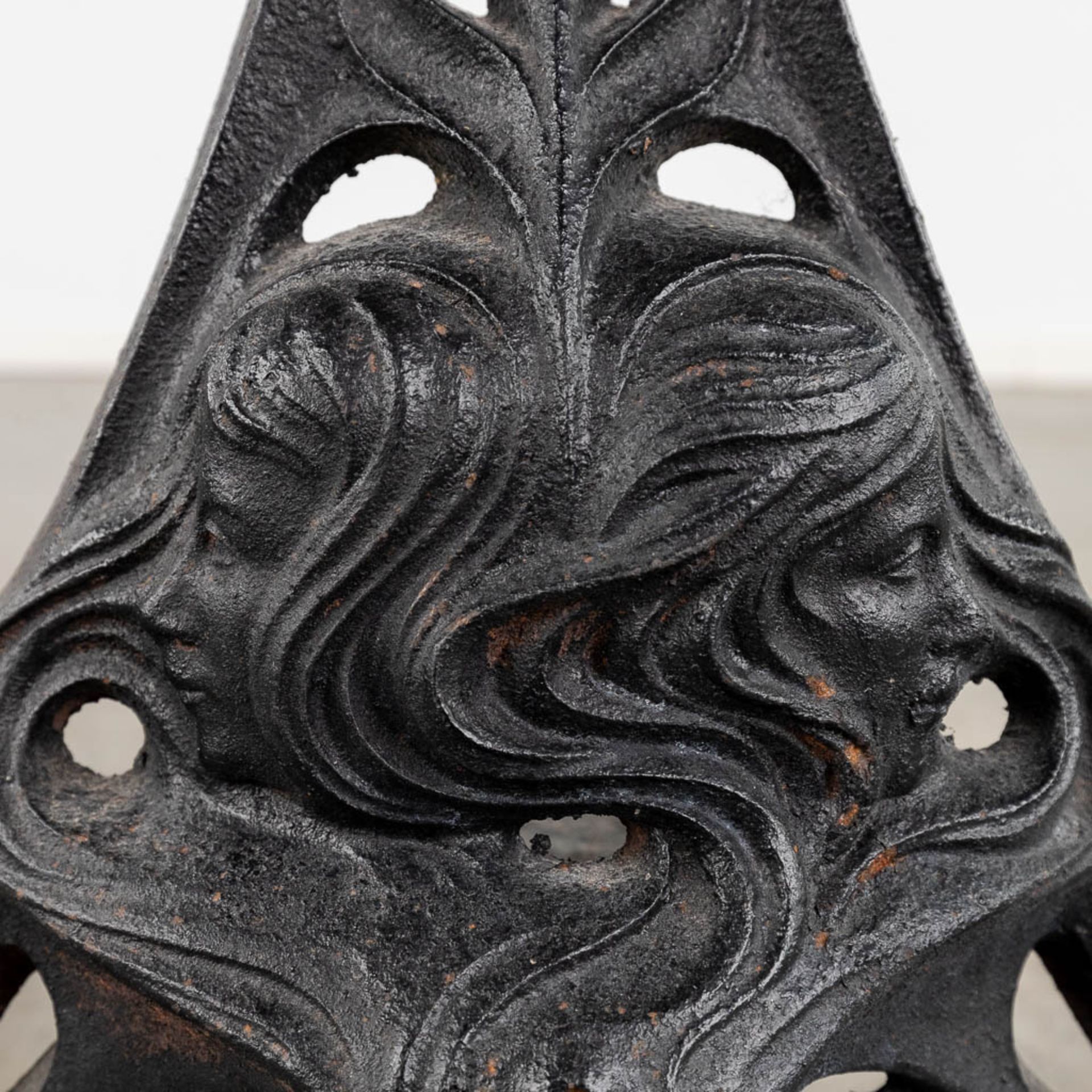 A pair of fireplace andirons, cast iron in art nouveau. Circa 1900. (L:40 x W:27 x H:40 cm) - Bild 9 aus 12