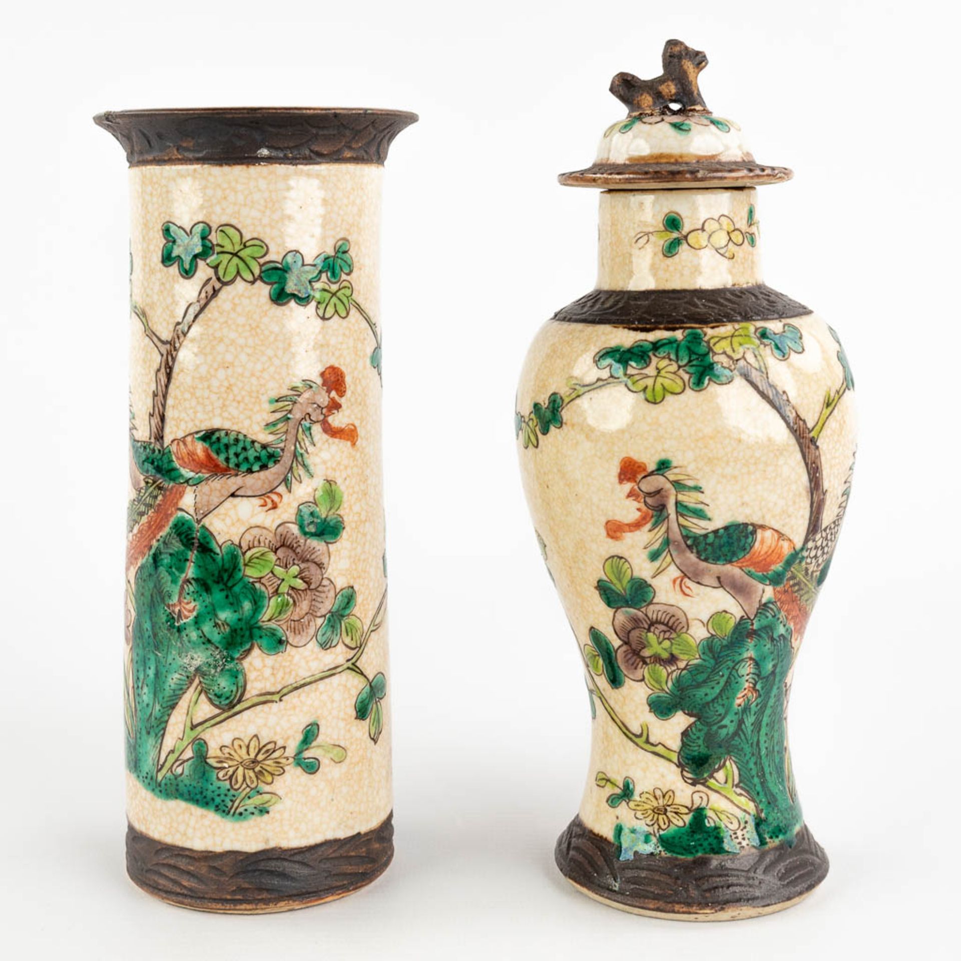 Five pieces of Chinese porcelain and stoneware, Prunus, Famille Verte, and Nanking. 20th C. (H:28 x - Image 15 of 32