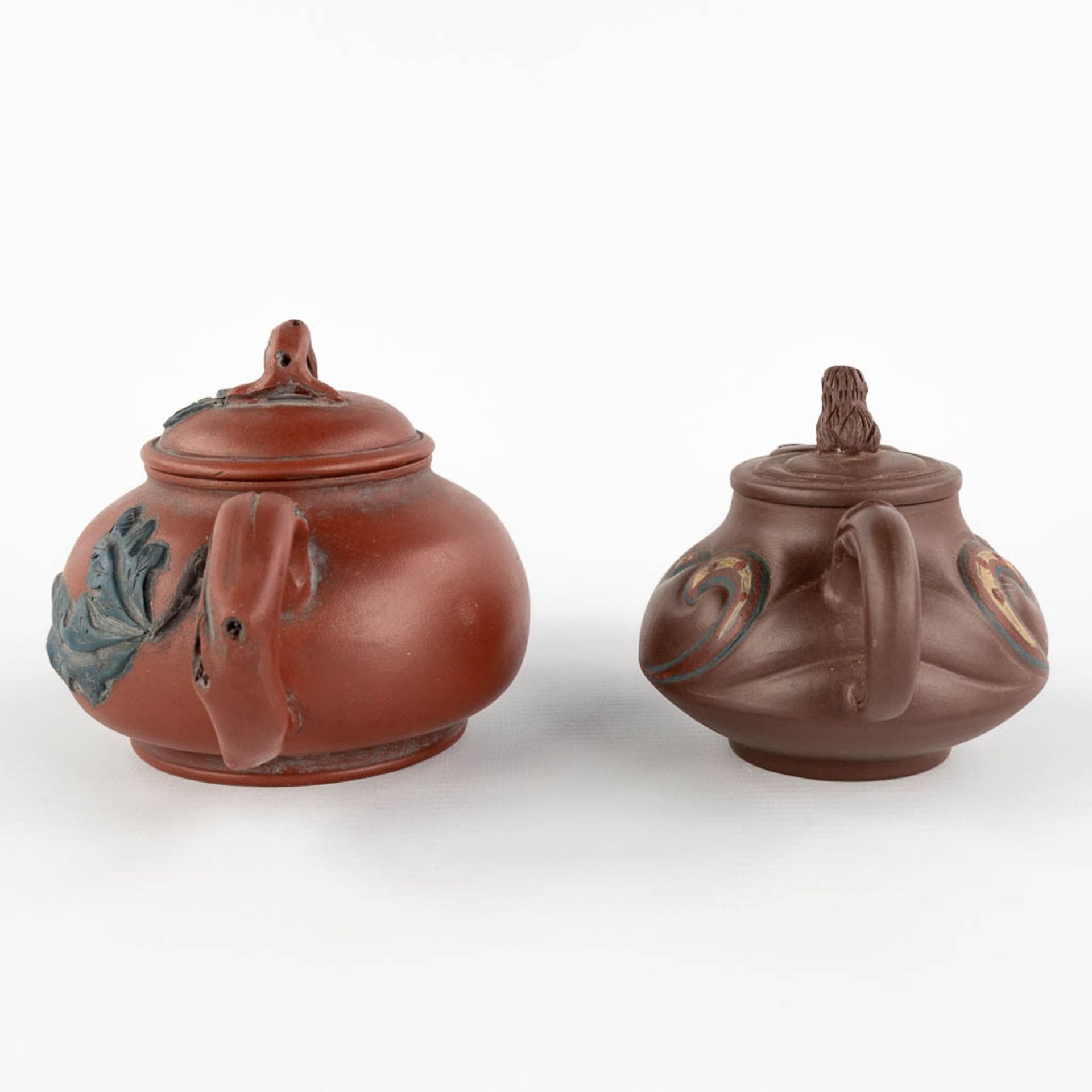 Two Chinese Yixing stoneware teapots, 20th C. (L:11 x W:18 x H:10 cm) - Image 4 of 18