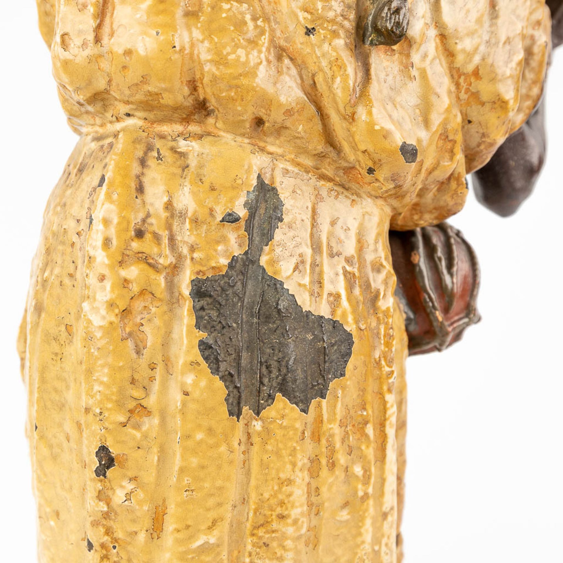 A large figurine of an Arab Bedouin, playing a musical instrument, patinated spelter. 19th C. (L:17, - Bild 17 aus 17