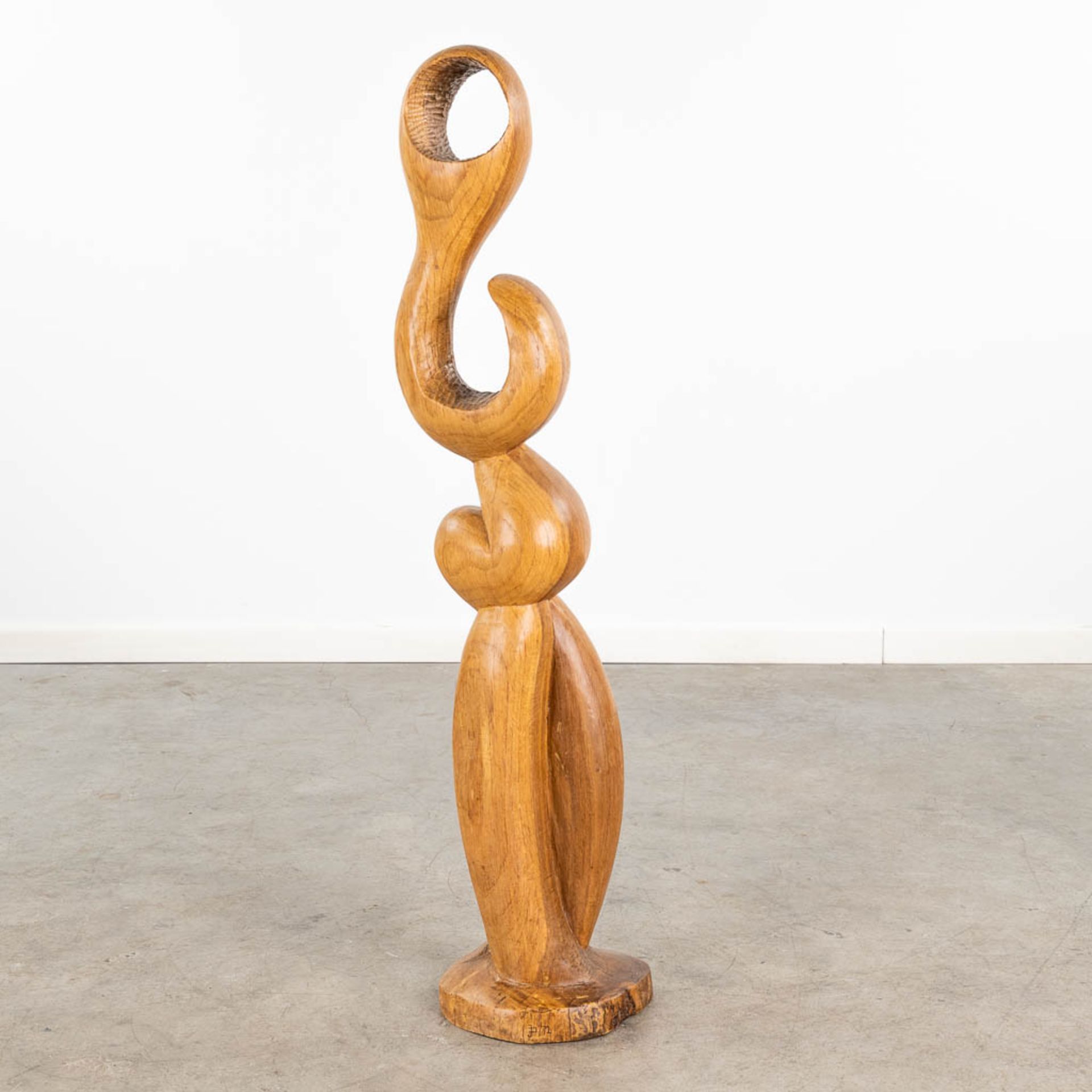 An abstract wood sculpture, marked J.D. 1972. (L:15 x W:22 x H:99 cm) - Image 6 of 12