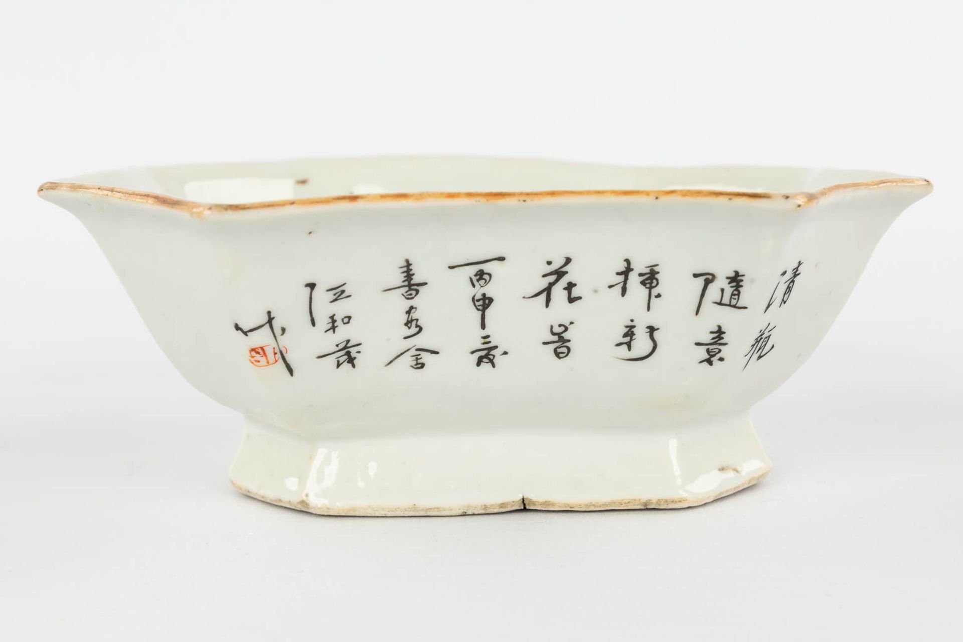 A Chinese bowl and small pot with a lid. Guangxu and Tongzi mark. 19th/20th C. (L:13,5 x W:16,5 x H: - Image 5 of 24