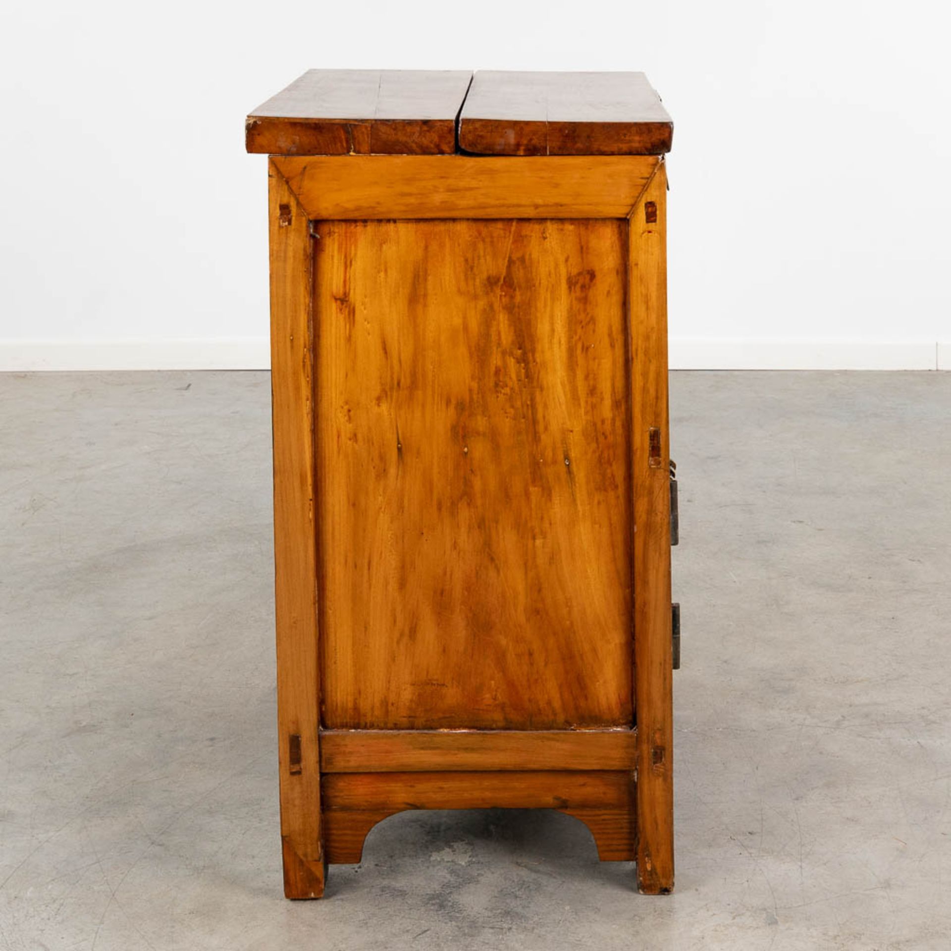 A small Chinese cabinet, hardwood with brass hardware. (L:47 x W:62 x H:88 cm) - Bild 5 aus 16