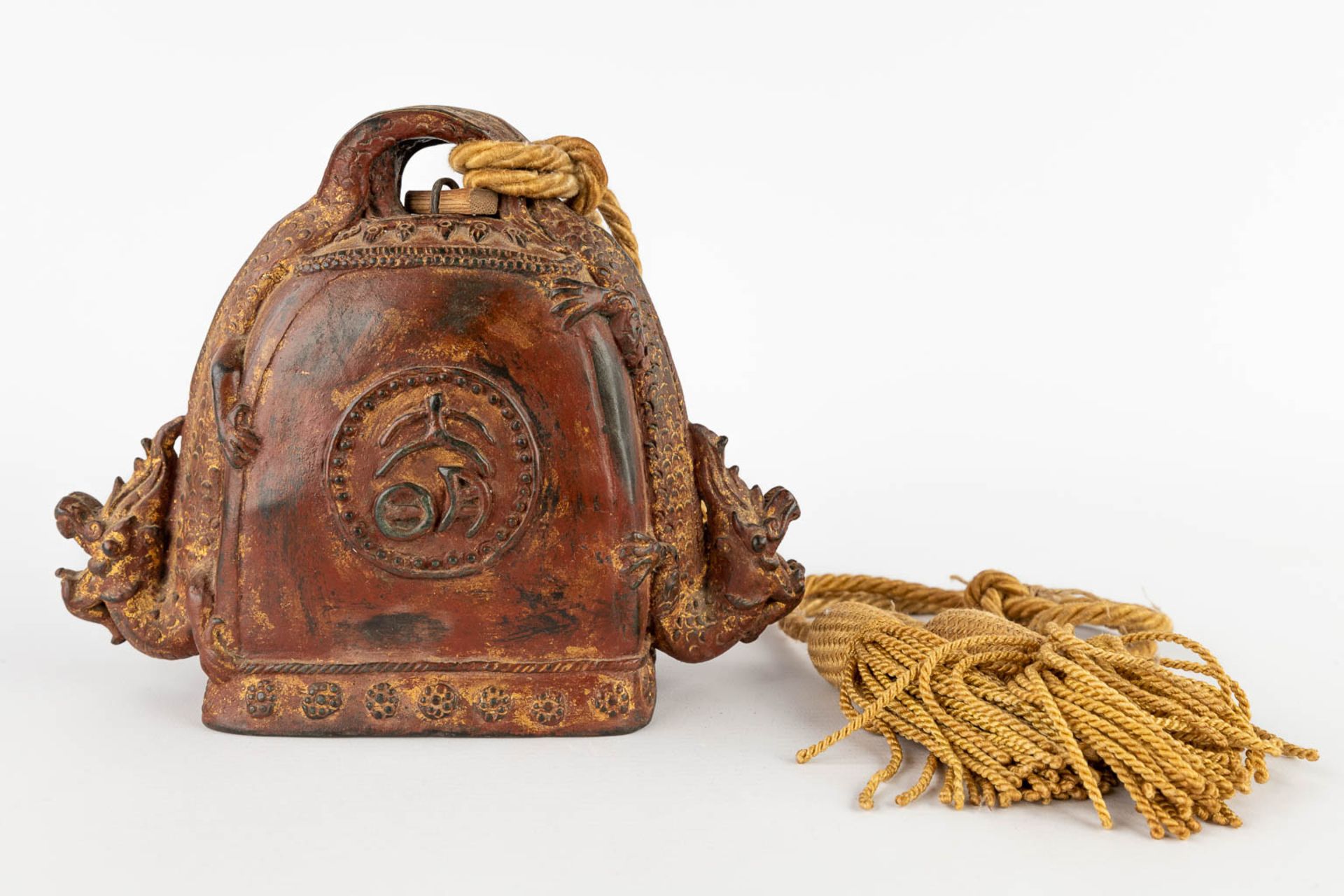 3 bells and a gong, Oriental. 19th/20th C. (L:13 x W:47 x H:55 cm) - Image 24 of 28