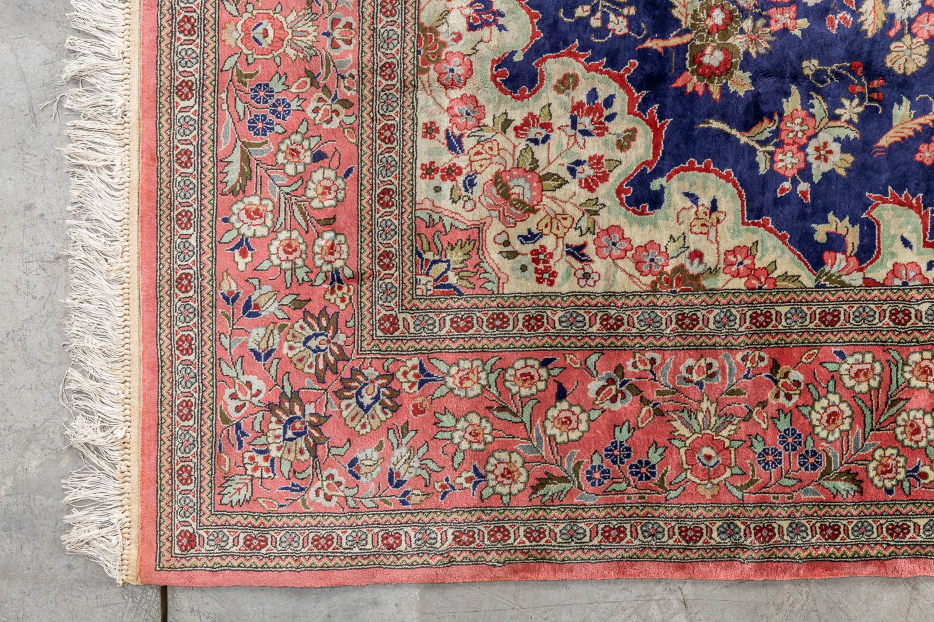 An Oriental hand-made carpet. Isphahan. (L:202 x W:287 cm) - Image 6 of 8