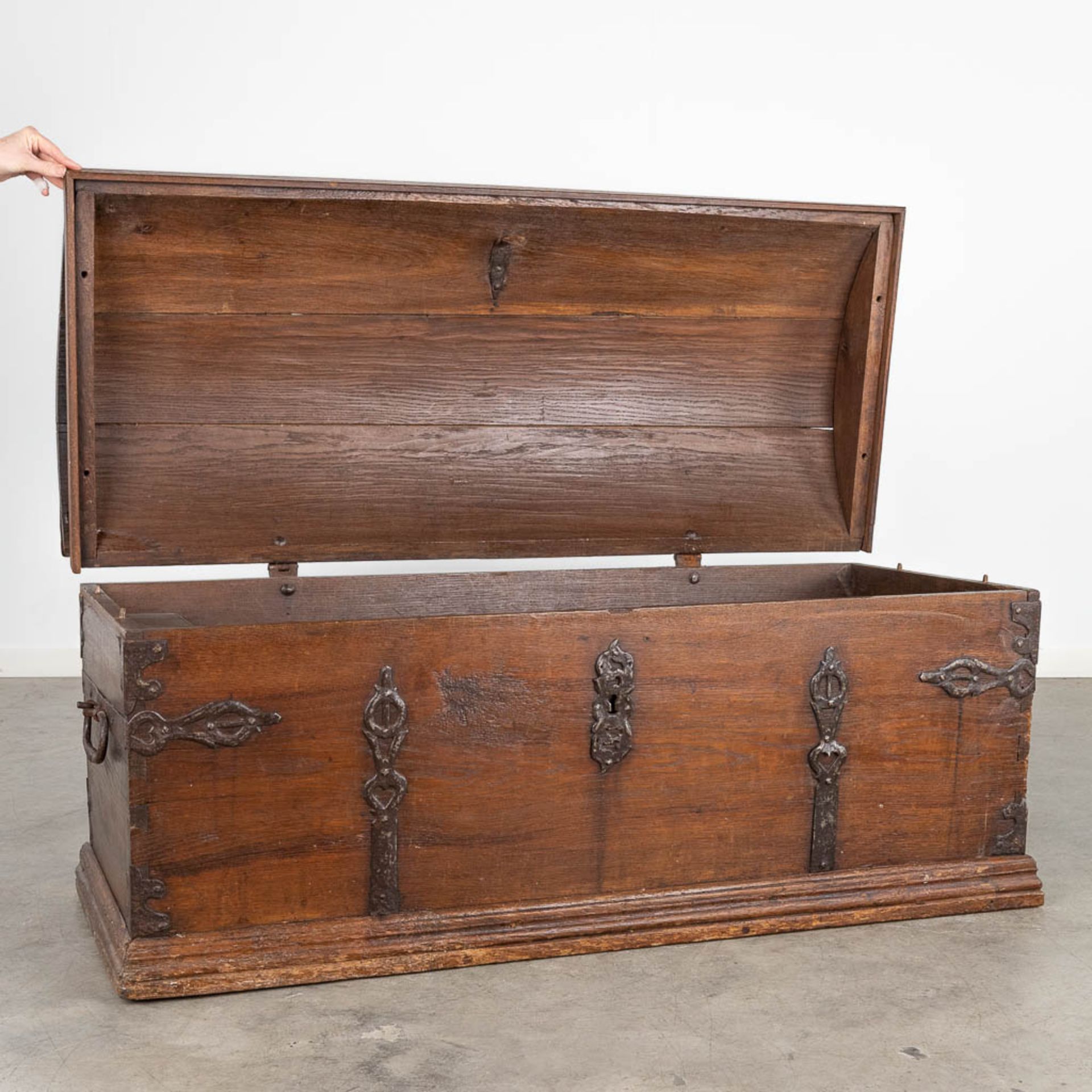 An antique chest, oak finished with wrought iron. 18th C. (L:58 x W:135 x H:58 cm) - Bild 3 aus 17