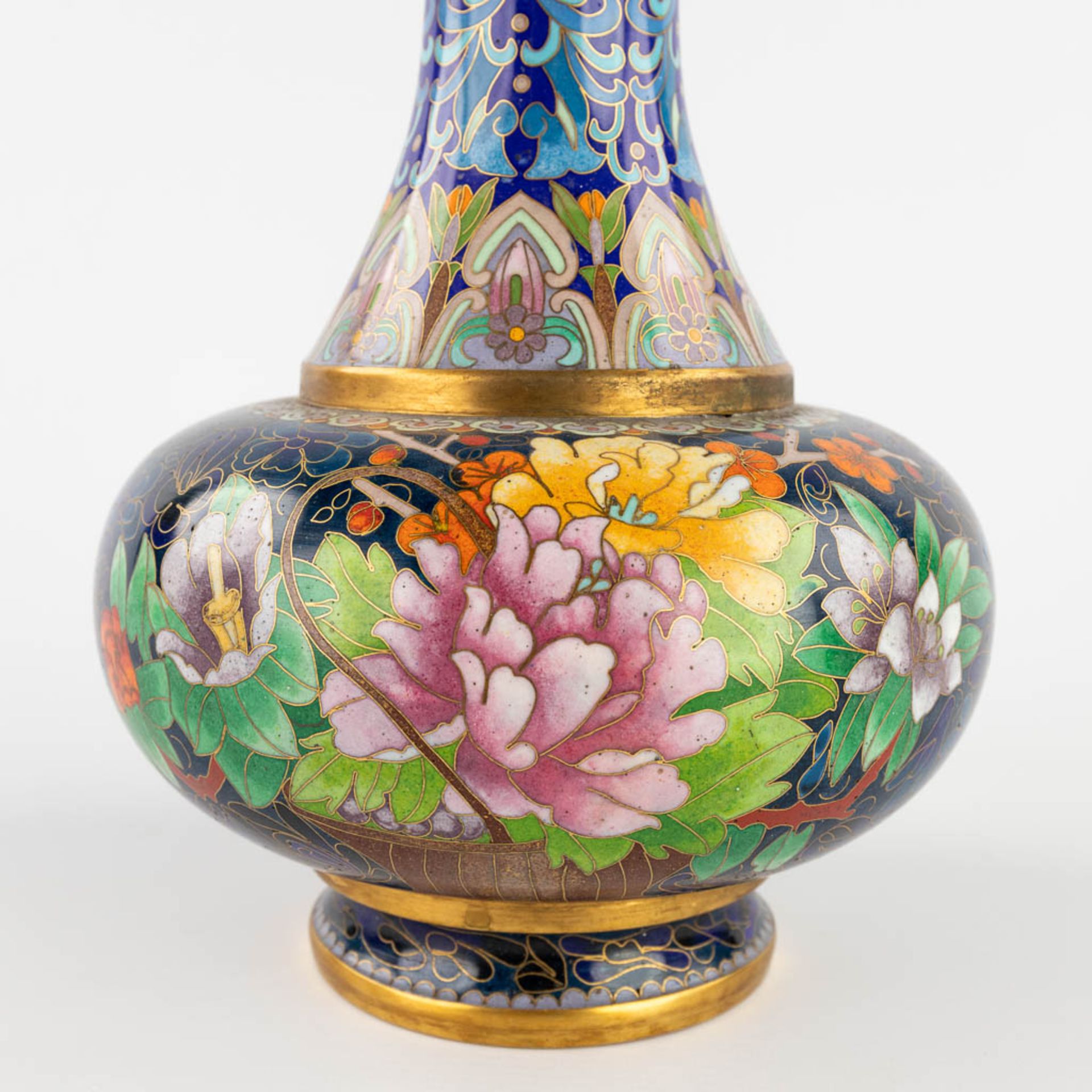 A pair of vases with a flower decor, cloisonné decor. 20th C. (W:18 x H:26 cm) - Bild 11 aus 13