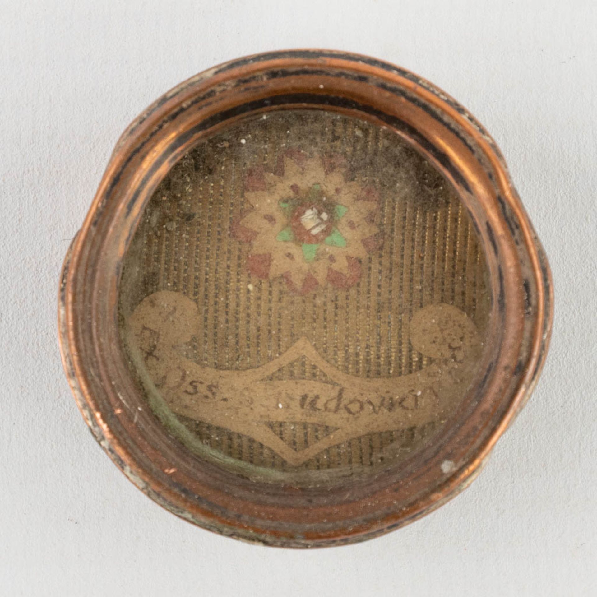 A sealed Theca with relic: Ex Ossibus Sancti Ludovici Regi (H:1,25 x D:3,6 cm) - Image 5 of 6