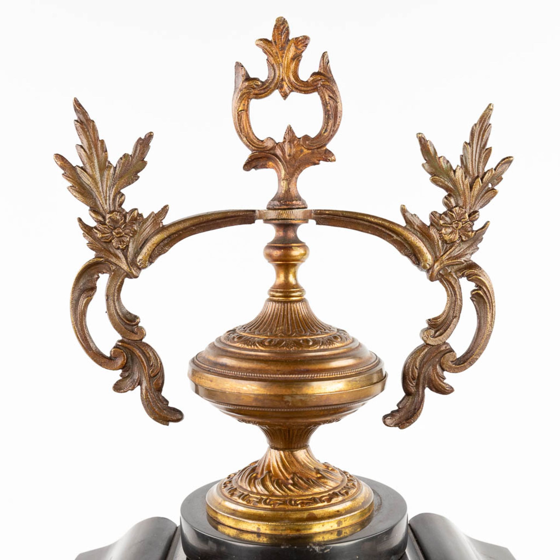 A three-piece mantle garniture, marble and bronze. Circa 1900. (L:16 x W:34 x H:59 cm) - Image 13 of 15