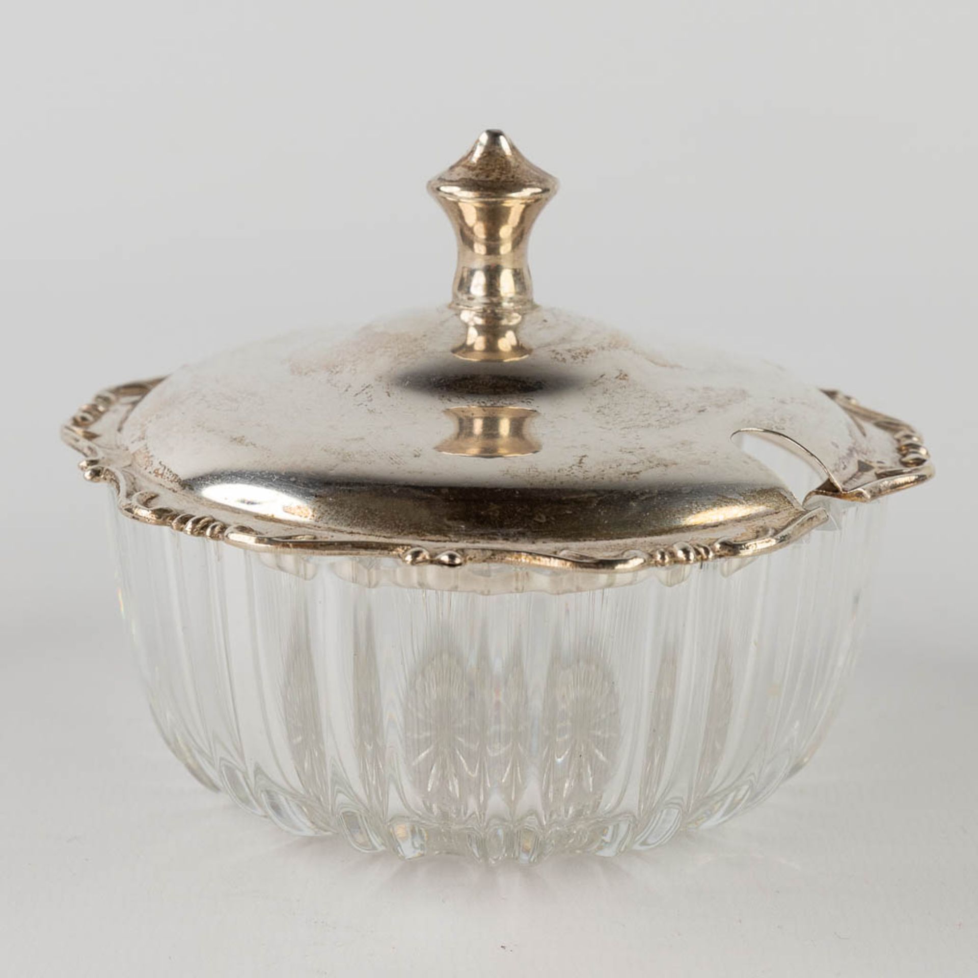 A group lot of table accessories and serve ware, silver and silver-plated metal. 2,760g. (L:29 x W:4 - Bild 16 aus 33