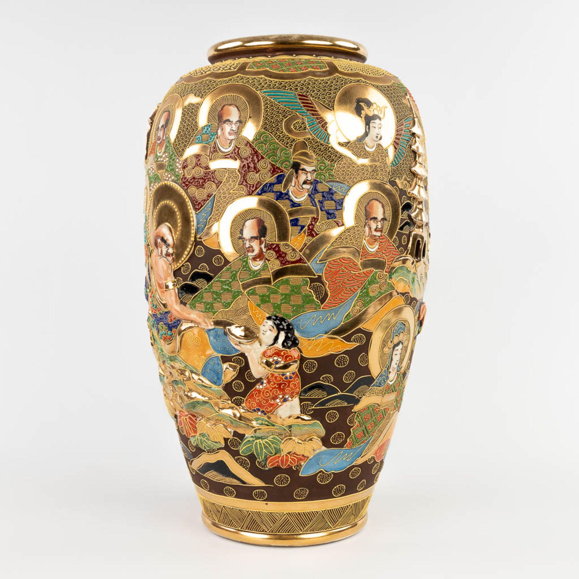A large vase, Satsuma faience decorated with men and ladies, Japan. 20th C. (H:48 x D:28 cm) - Image 3 of 17