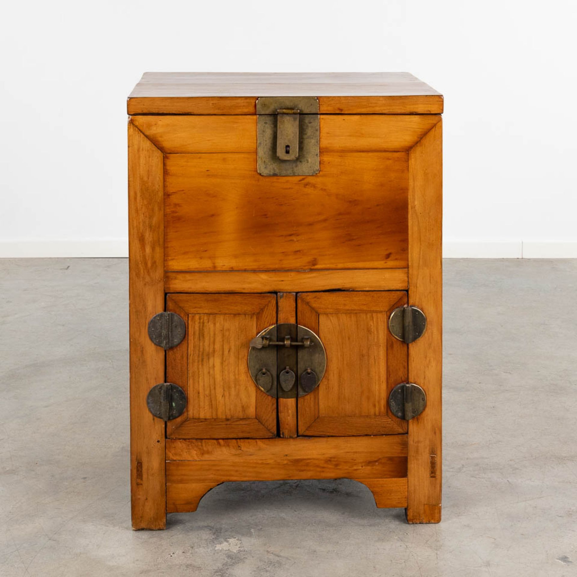 A small Chinese cabinet, hardwood with brass hardware. (L:47 x W:62 x H:88 cm) - Bild 4 aus 16