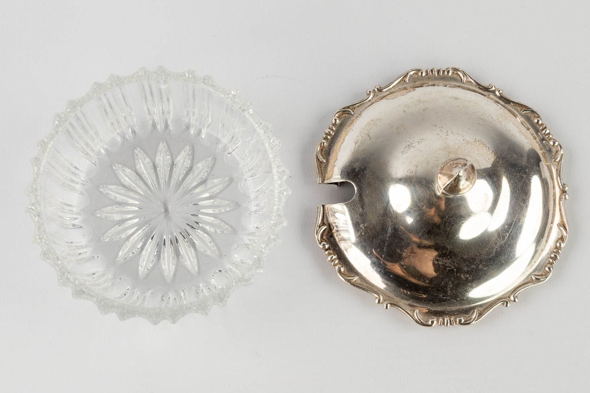 A group lot of table accessories and serve ware, silver and silver-plated metal. 2,760g. (L:29 x W:4 - Bild 17 aus 33