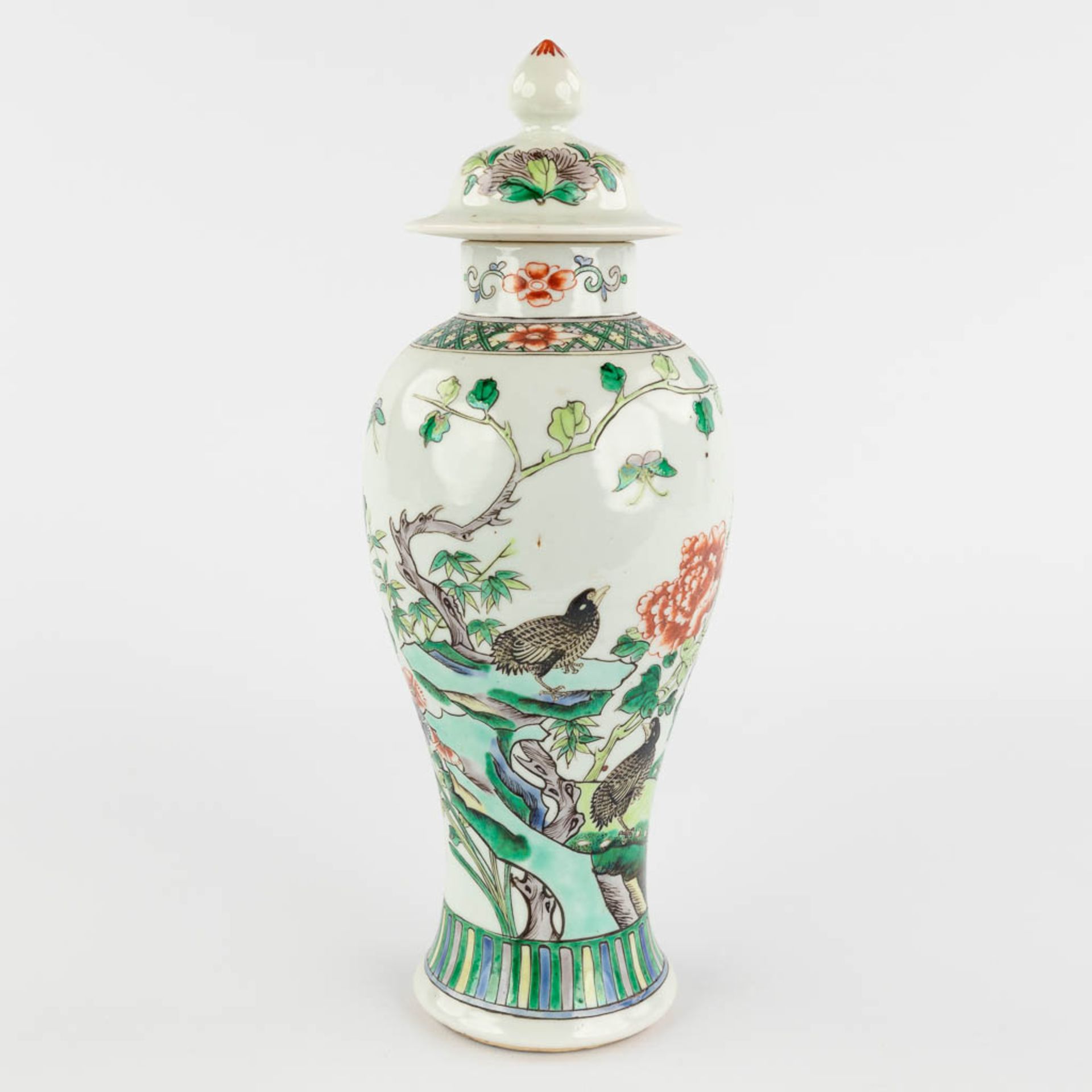 Five pieces of Chinese porcelain and stoneware, Prunus, Famille Verte, and Nanking. 20th C. (H:28 x - Image 2 of 32